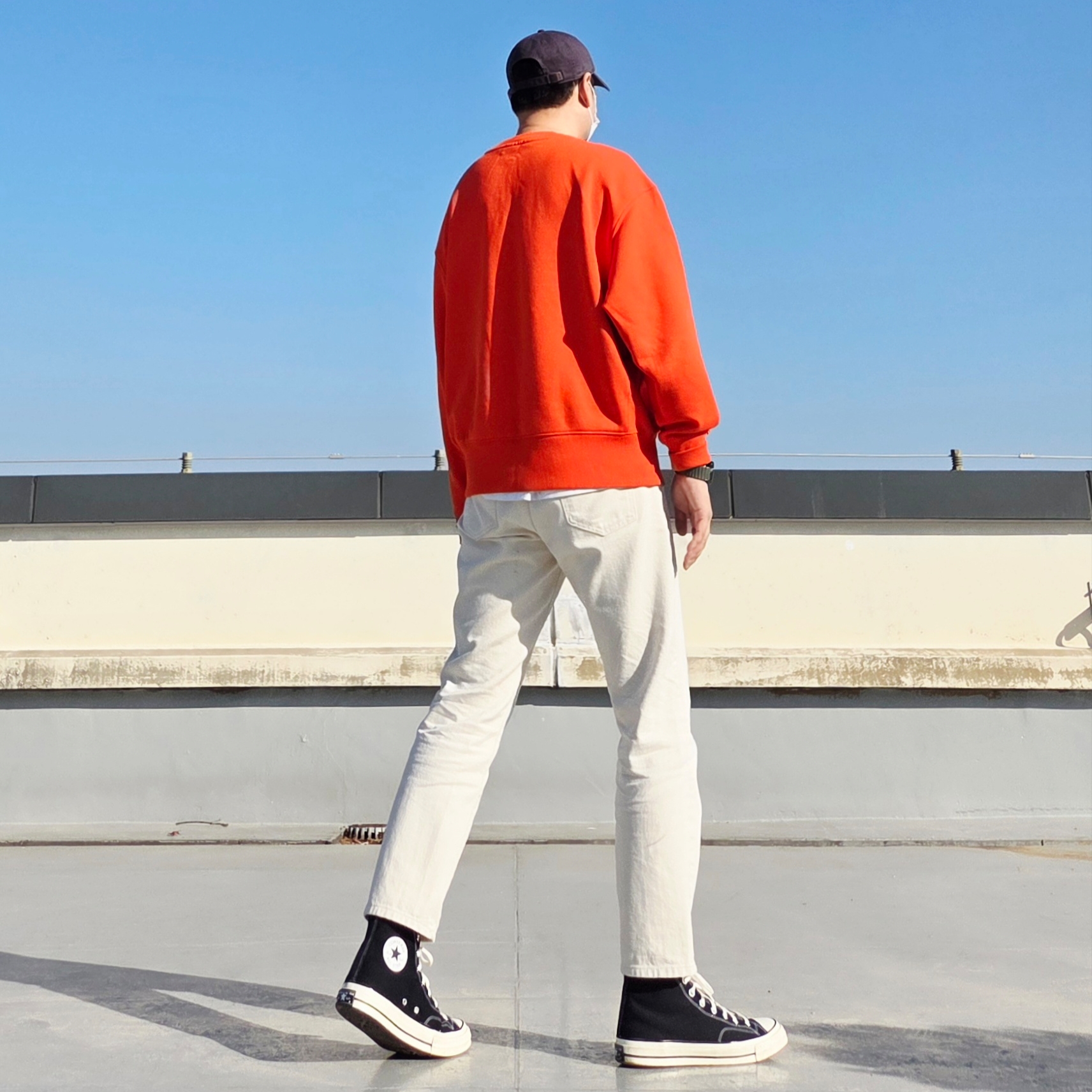 Oakley Remix Dad Hat Blackout, Puma x AMI Crewneck Sweatshirt Orange 착용 스타일 - 4