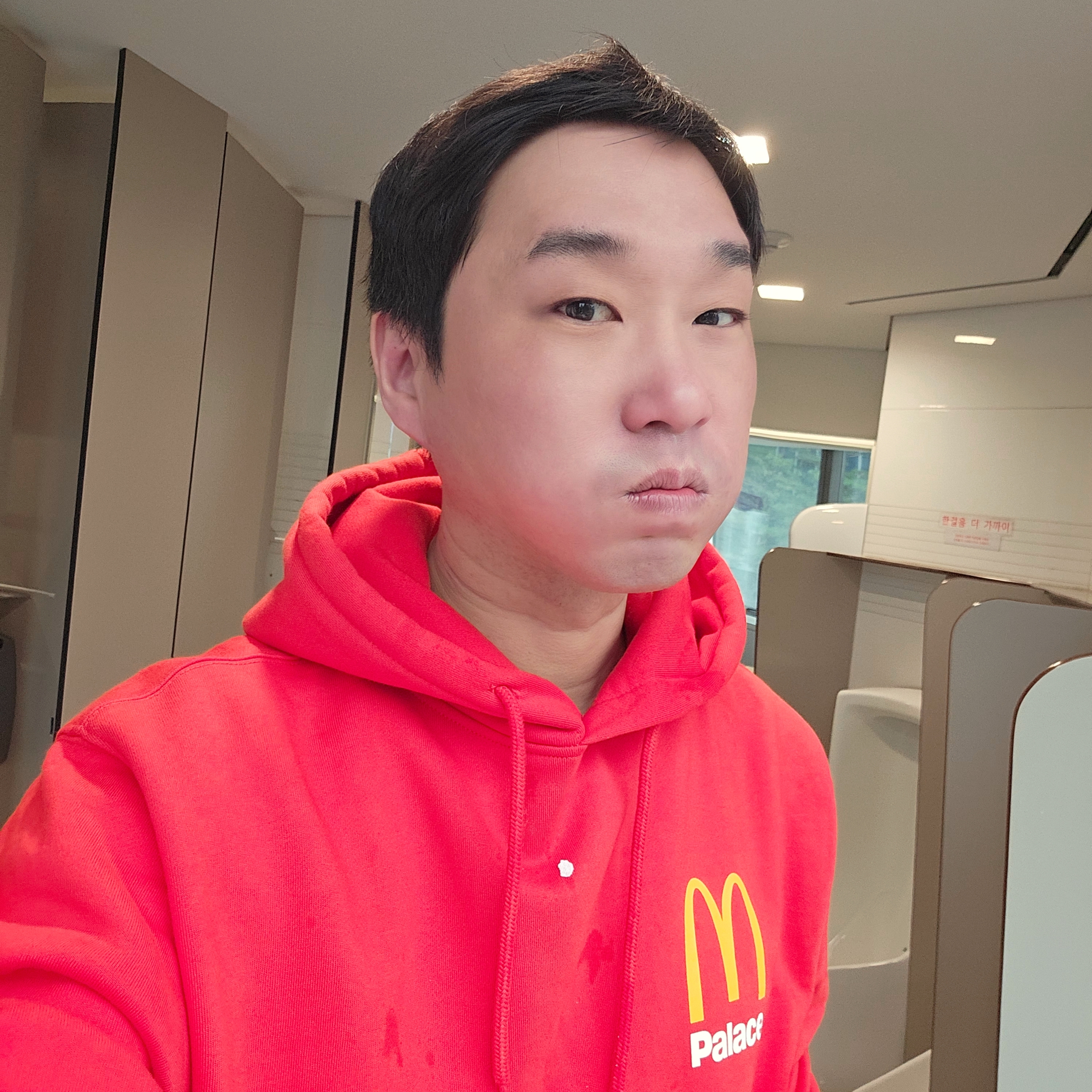 Palace x McDonald's Logo Hood Red - 23FW, Puma Speedcat OG Sparco Ribbon Red White 착용 스타일 - 1