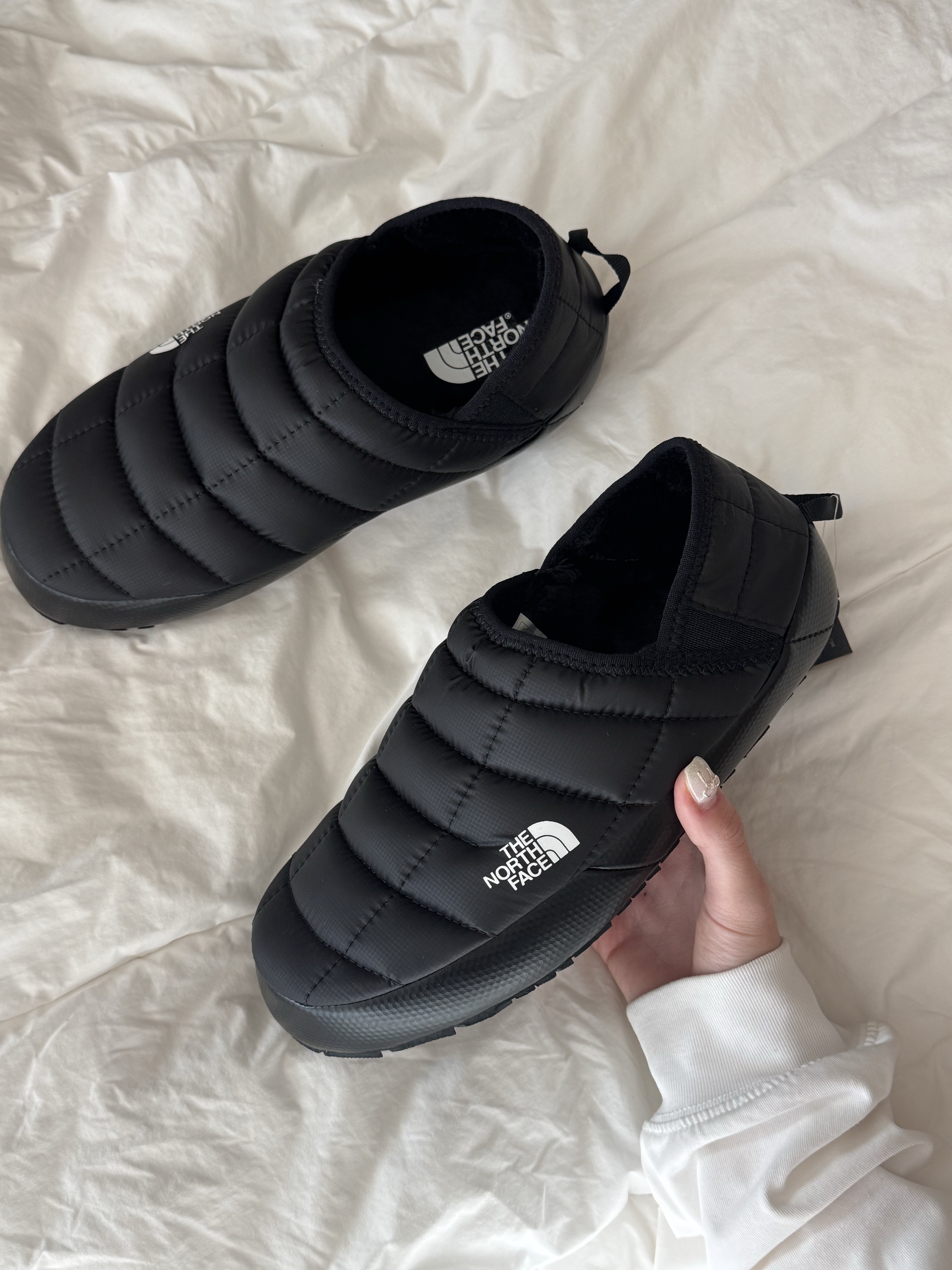 The North Face Nuptse Mule Black 착용 스타일
