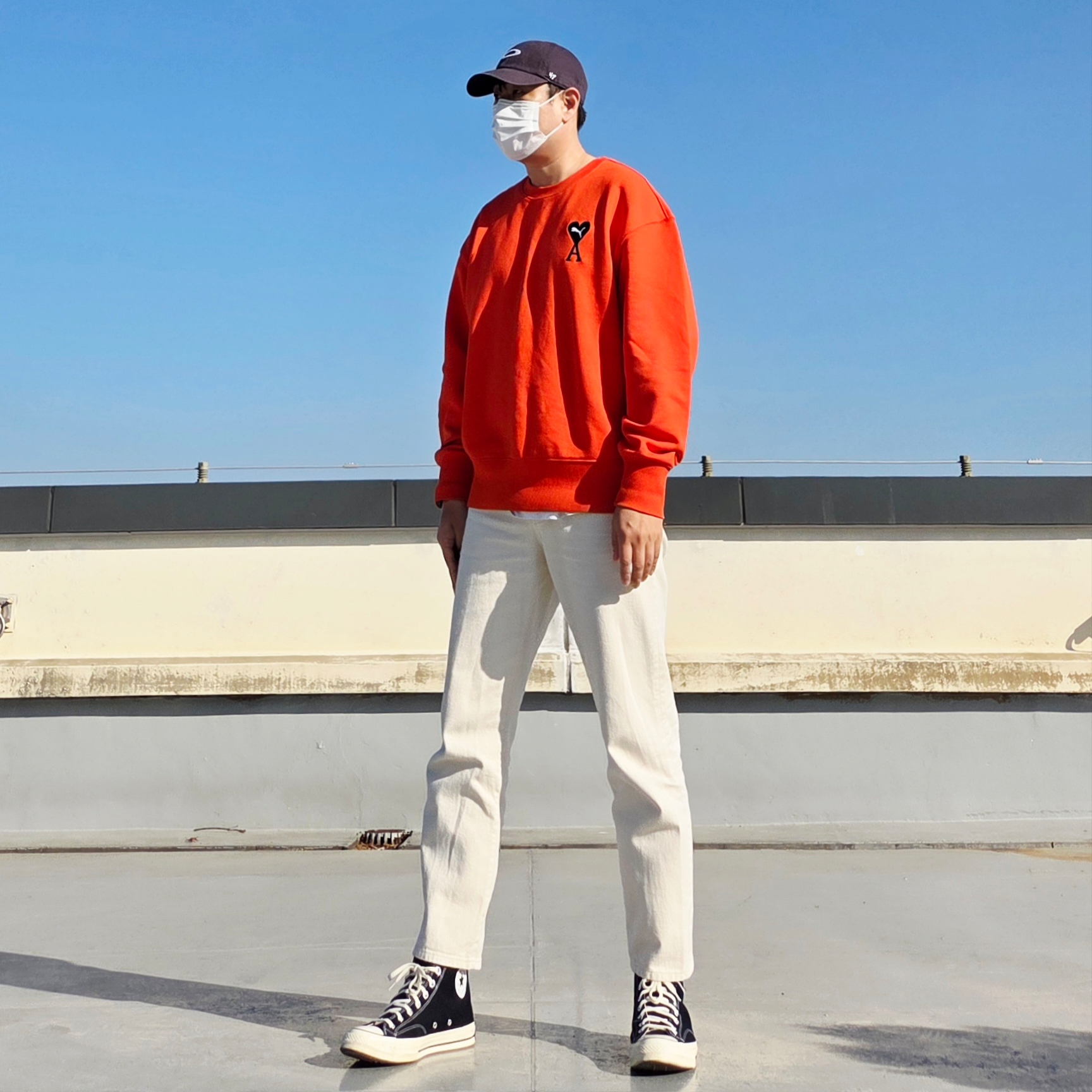 Oakley Remix Dad Hat Blackout, Puma x AMI Crewneck Sweatshirt Orange 착용 스타일 - 2
