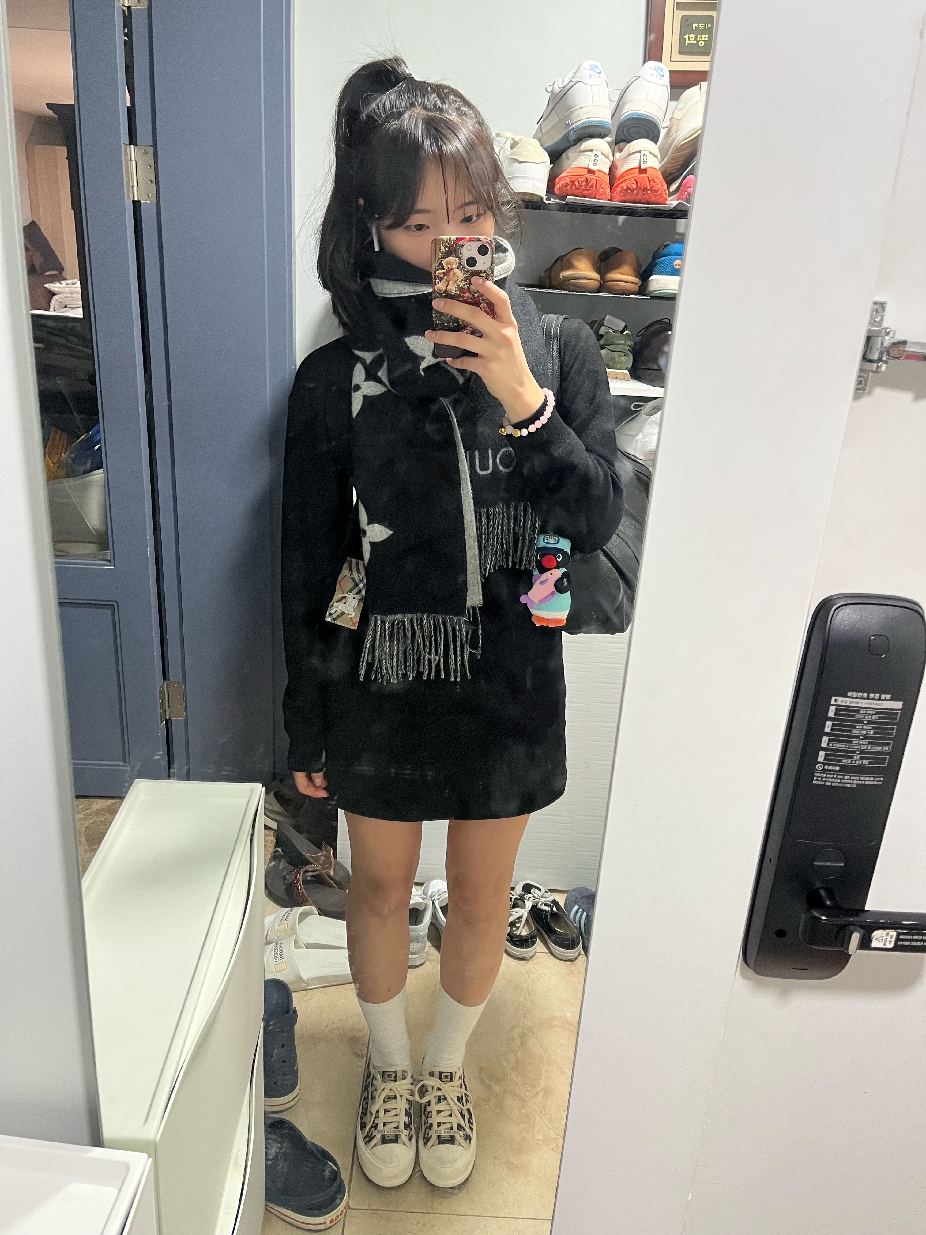 Louis Vuitton Reykjavik Muffler Black, (Kids) Burberry Check Label Wool Cardigan Black 착용 스타일