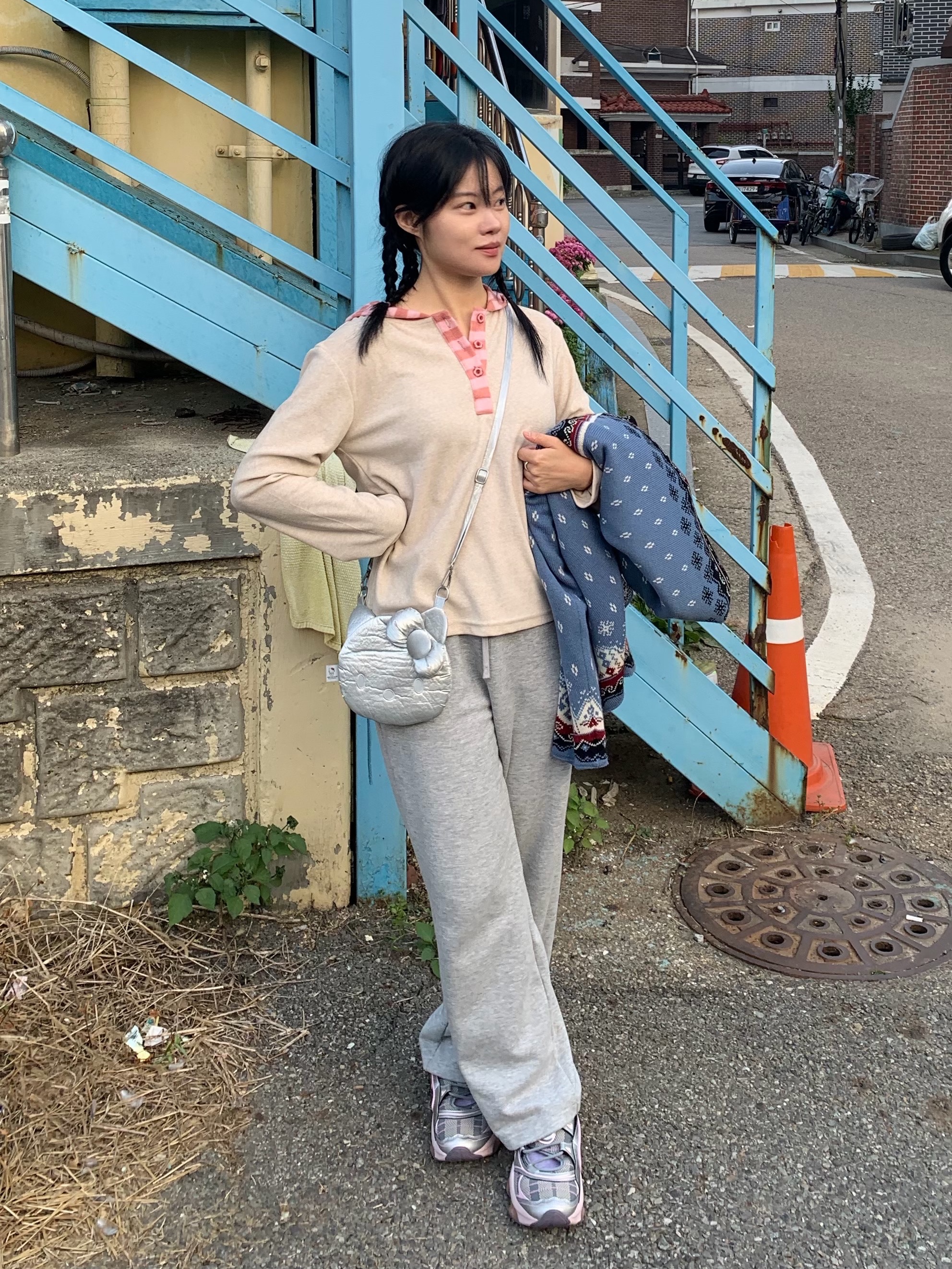YOUTHBATH Hooded Henley Tee_Beige, Joseph&Stacey Sleek Mini Cross Hello Kitty Silver 착용 스타일