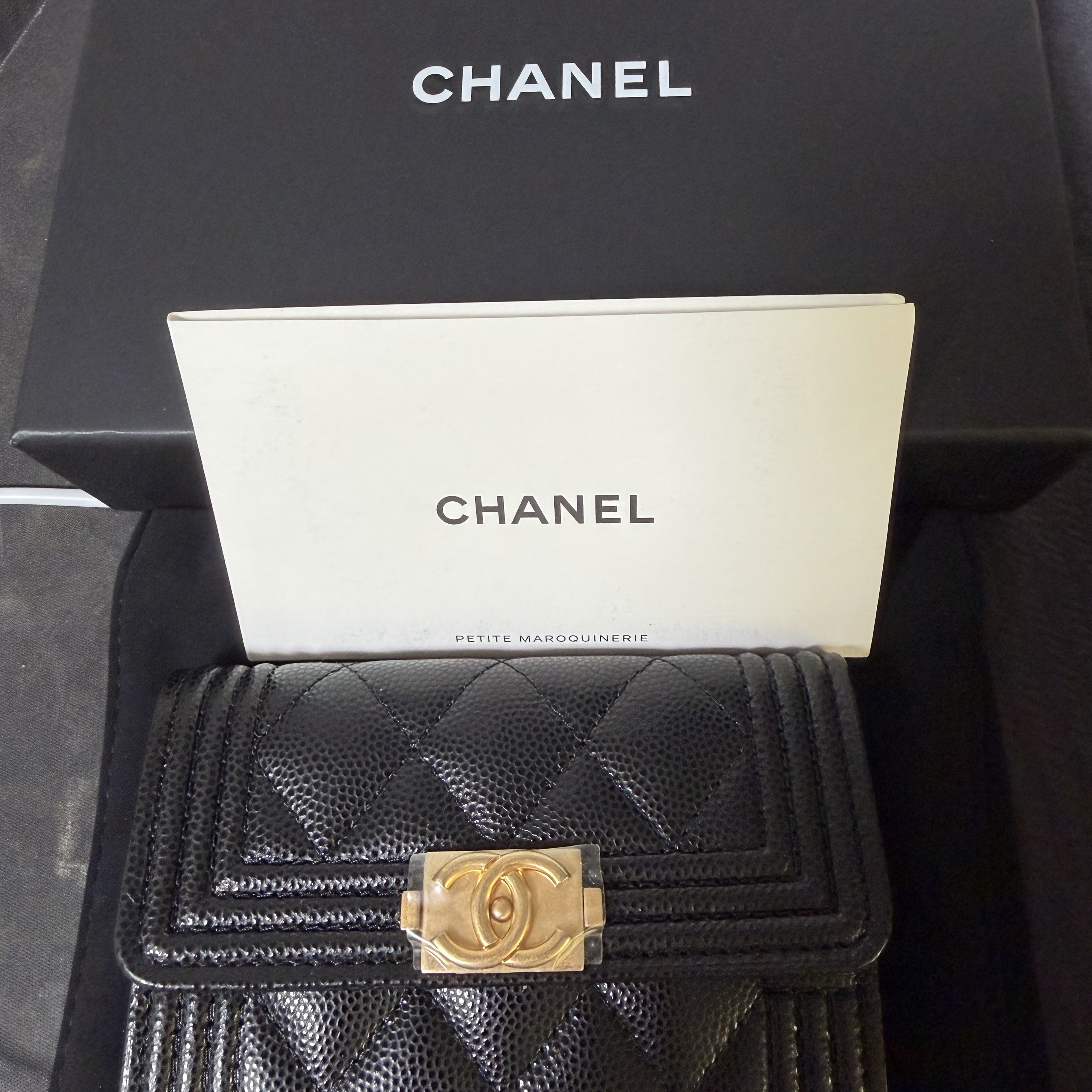 Chanel Boy Chanel Flap Card Holder Grained Calfskin & Gold Black 착용 스타일