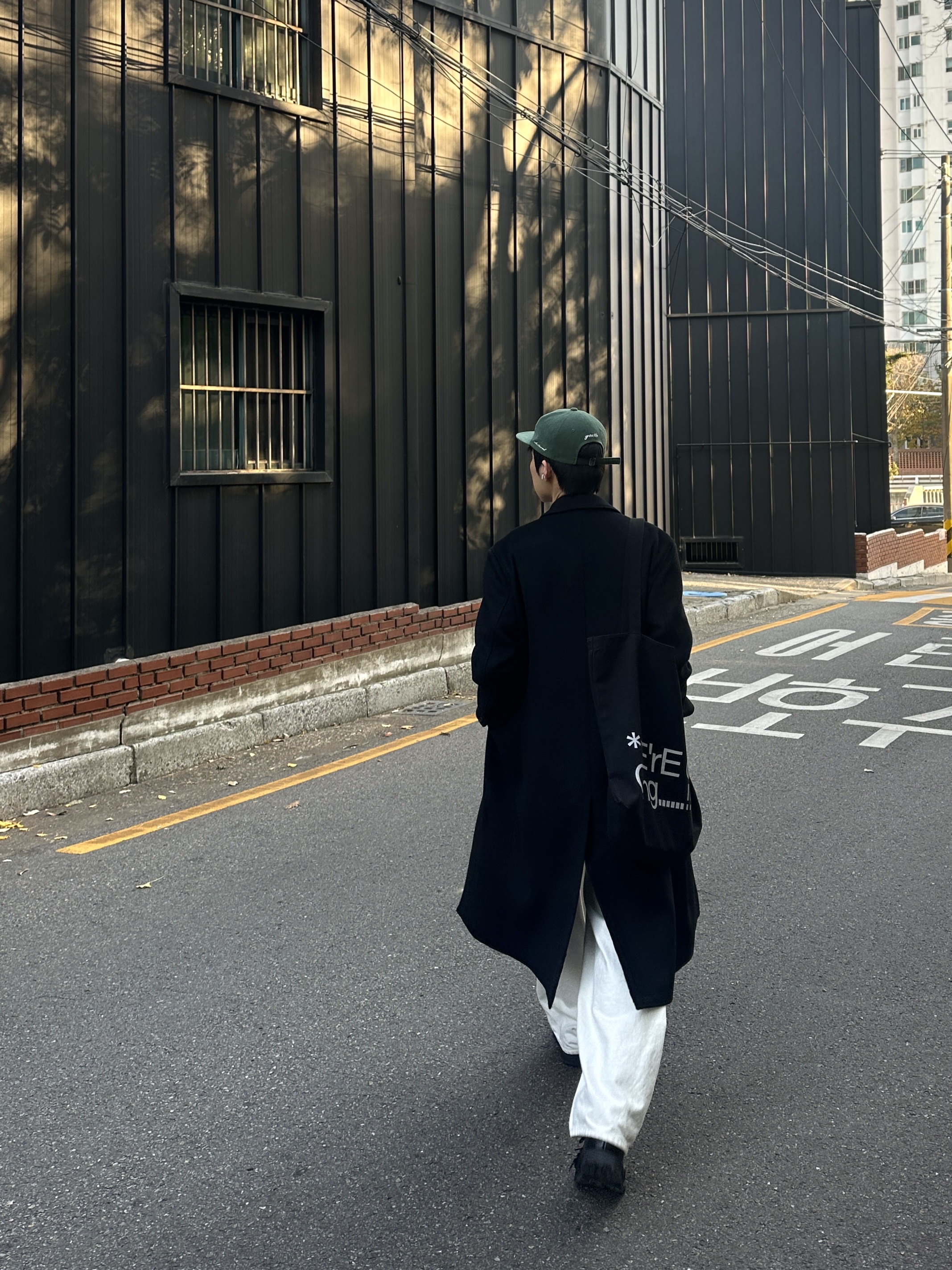 noun Wide Curved Denim Pants White, Romantic Move Oat Mountain Oil Black 착용 스타일 - 4