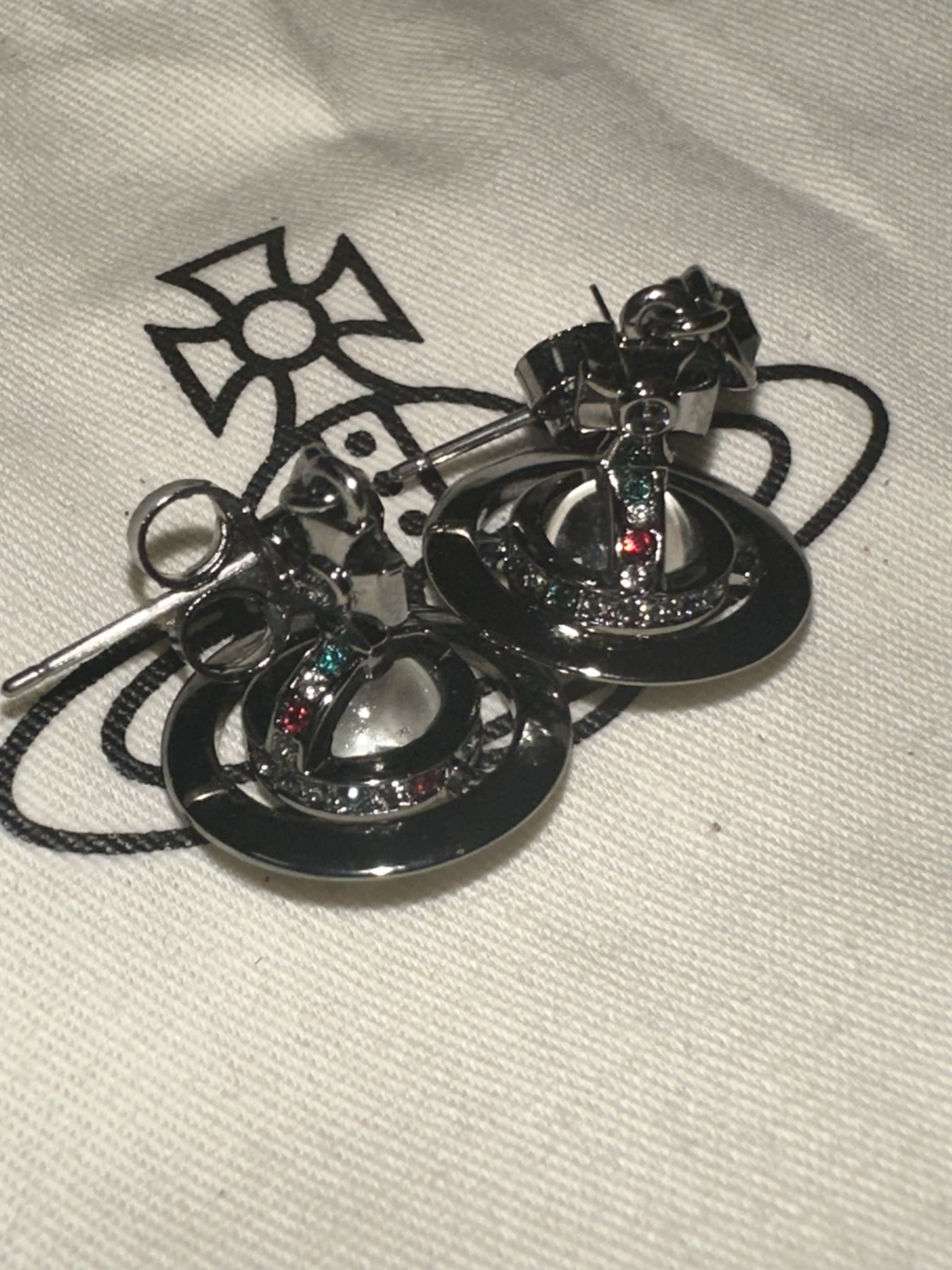 (W) Vivienne Westwood New Petite Orb Earrings Silver 착용 스타일 - 1
