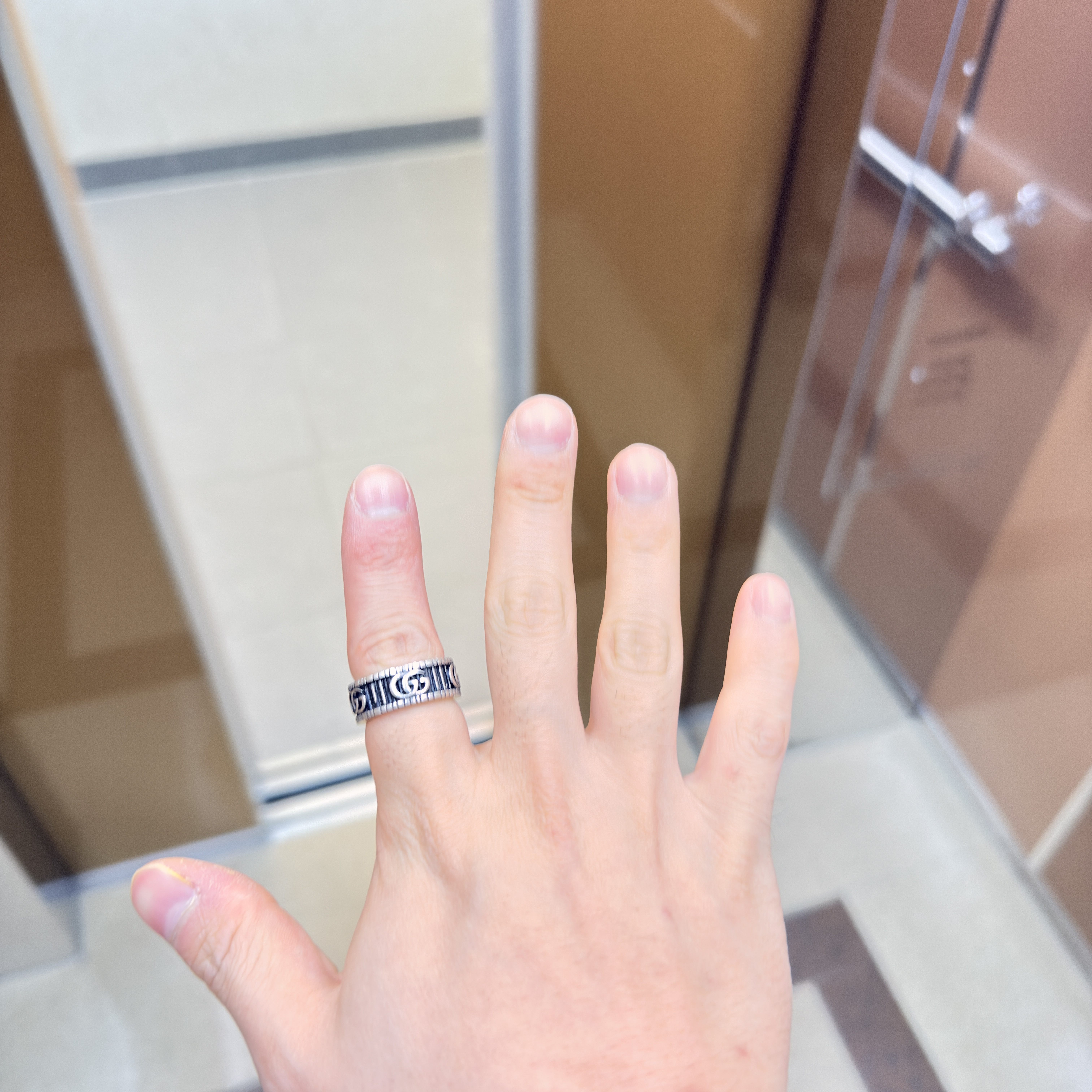 Gucci Ring with Double G Silver 착용 스타일 - 3