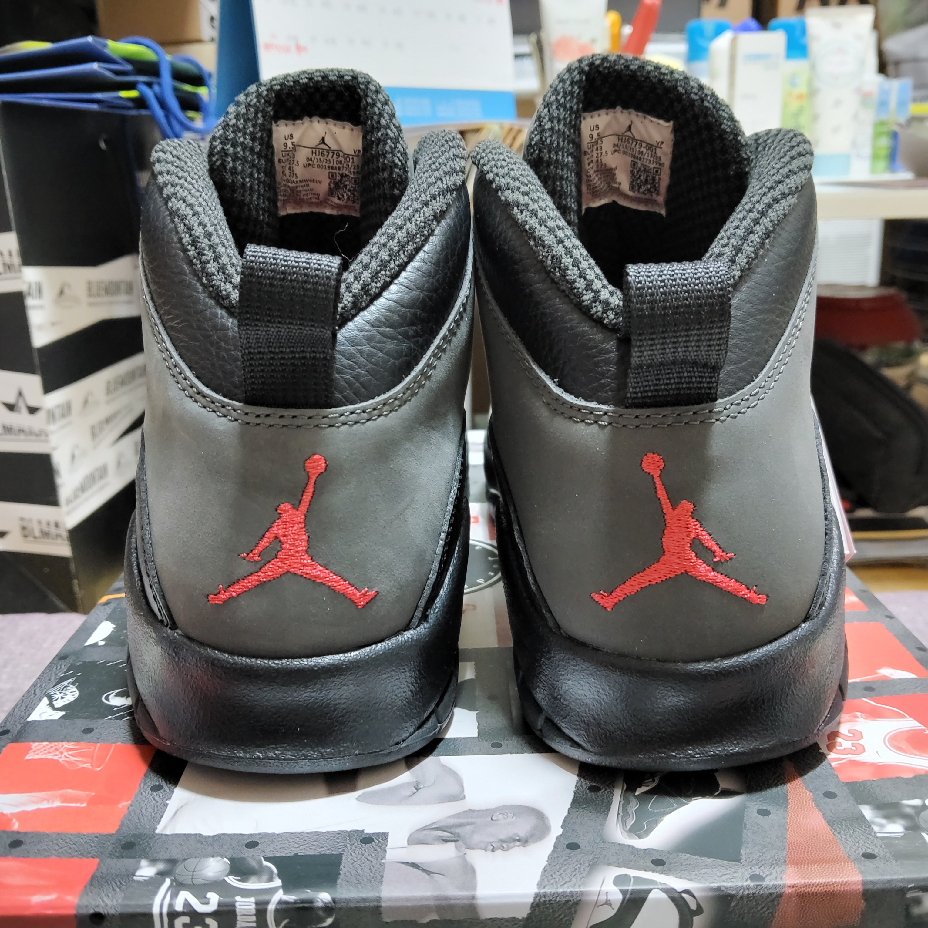 Jordan 10 Retro Shadow Charred Grey and Black 착용 스타일 - 6