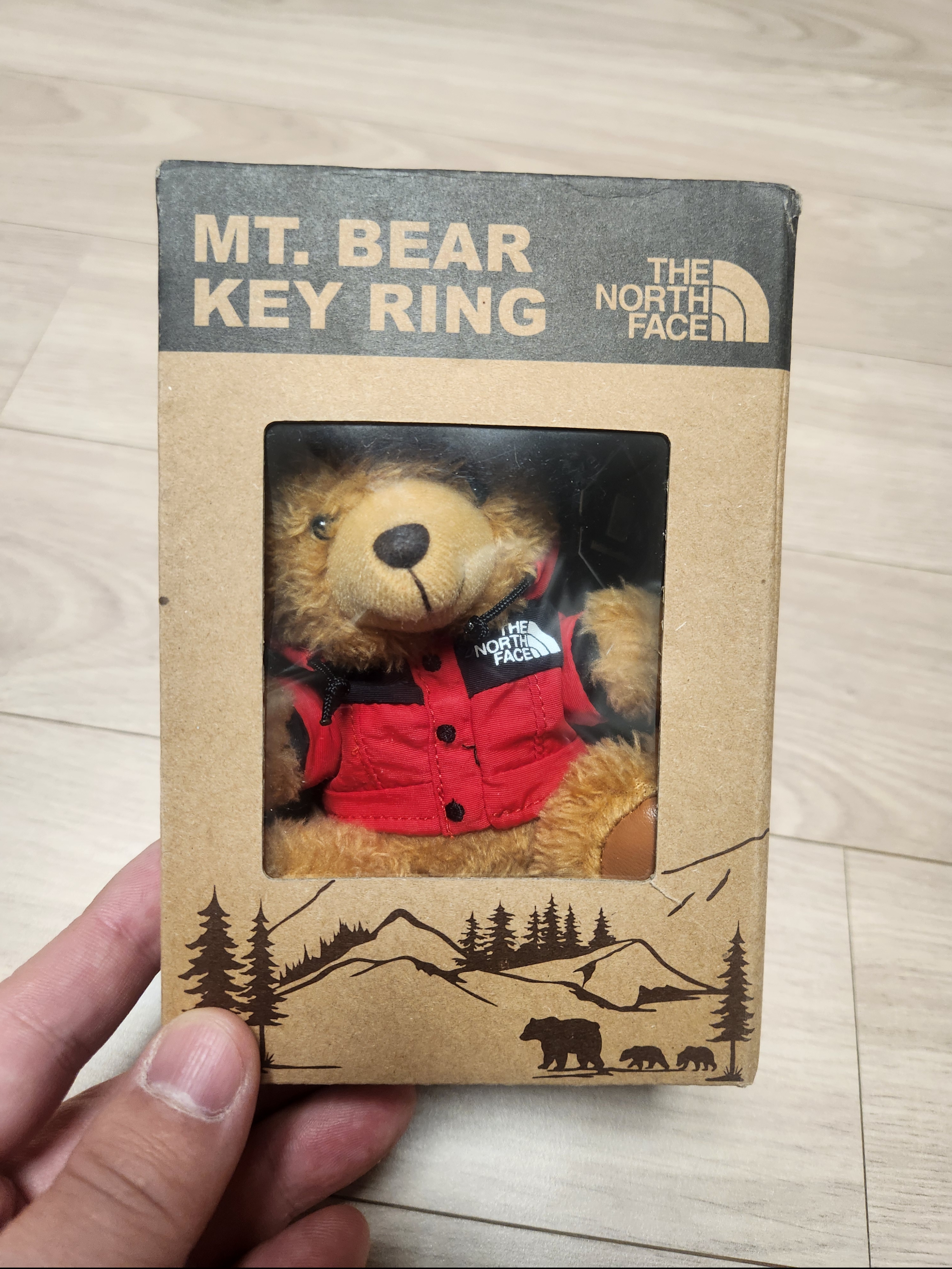 The North Face Mountain Bear Keyring Brown 착용 스타일 - 2