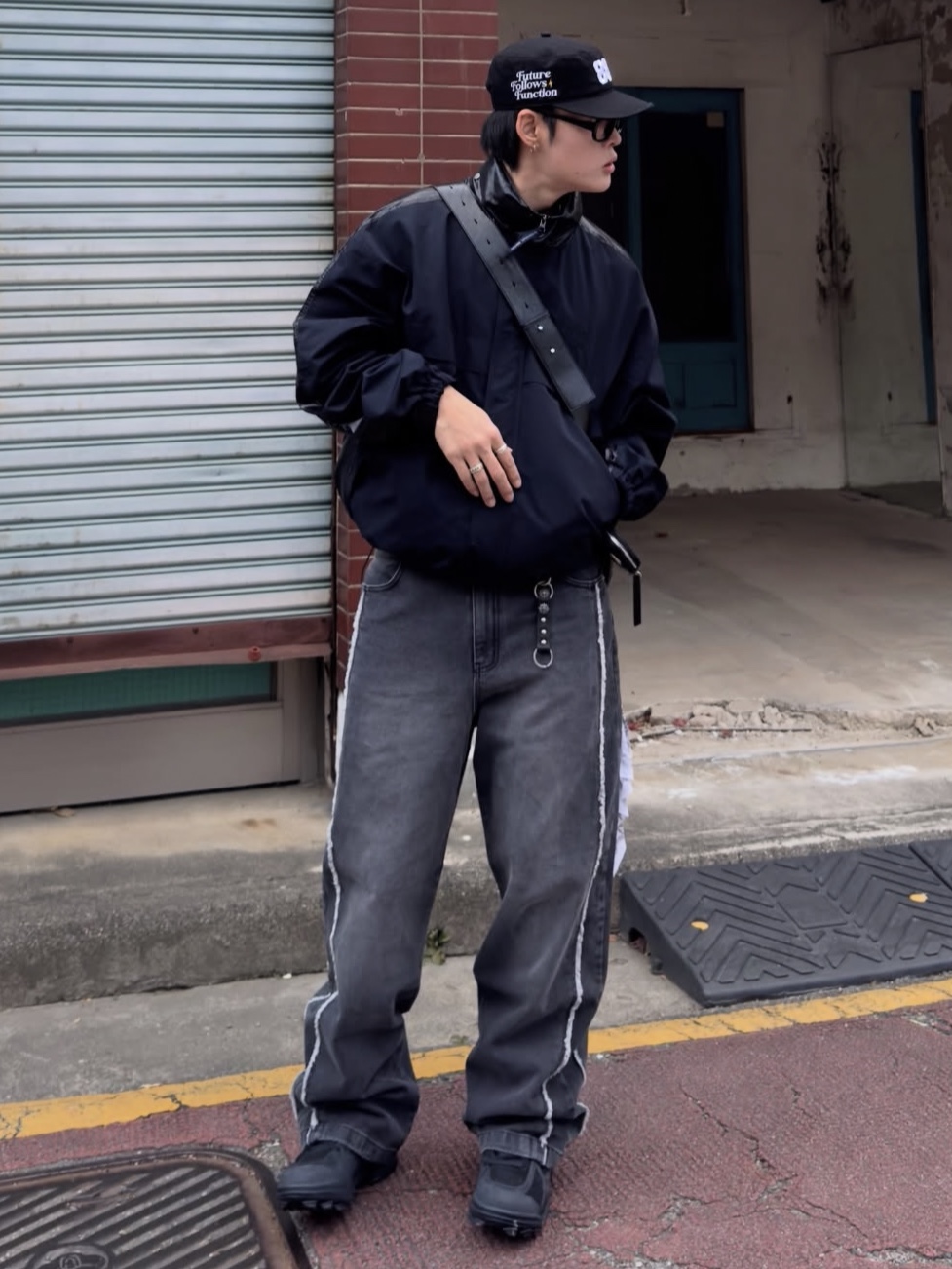 PHOS333 Two Tone Panel Jean Black, PHOS333 Two Tone Panel Jean Blue 착용 스타일 - 2