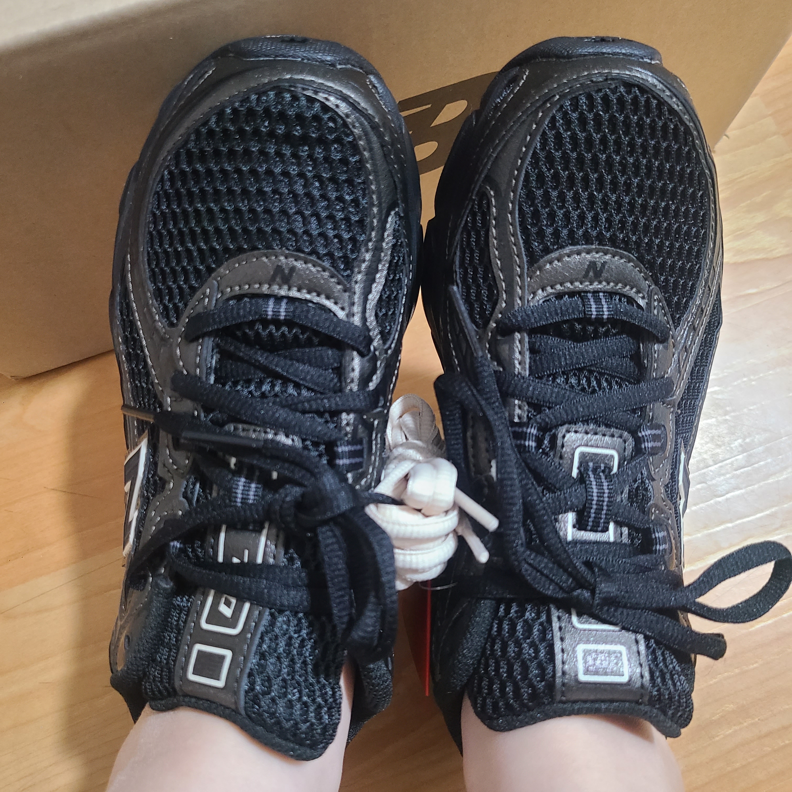 New Balance 740 Black Cement Black - D Standard 착용 스타일 - 2
