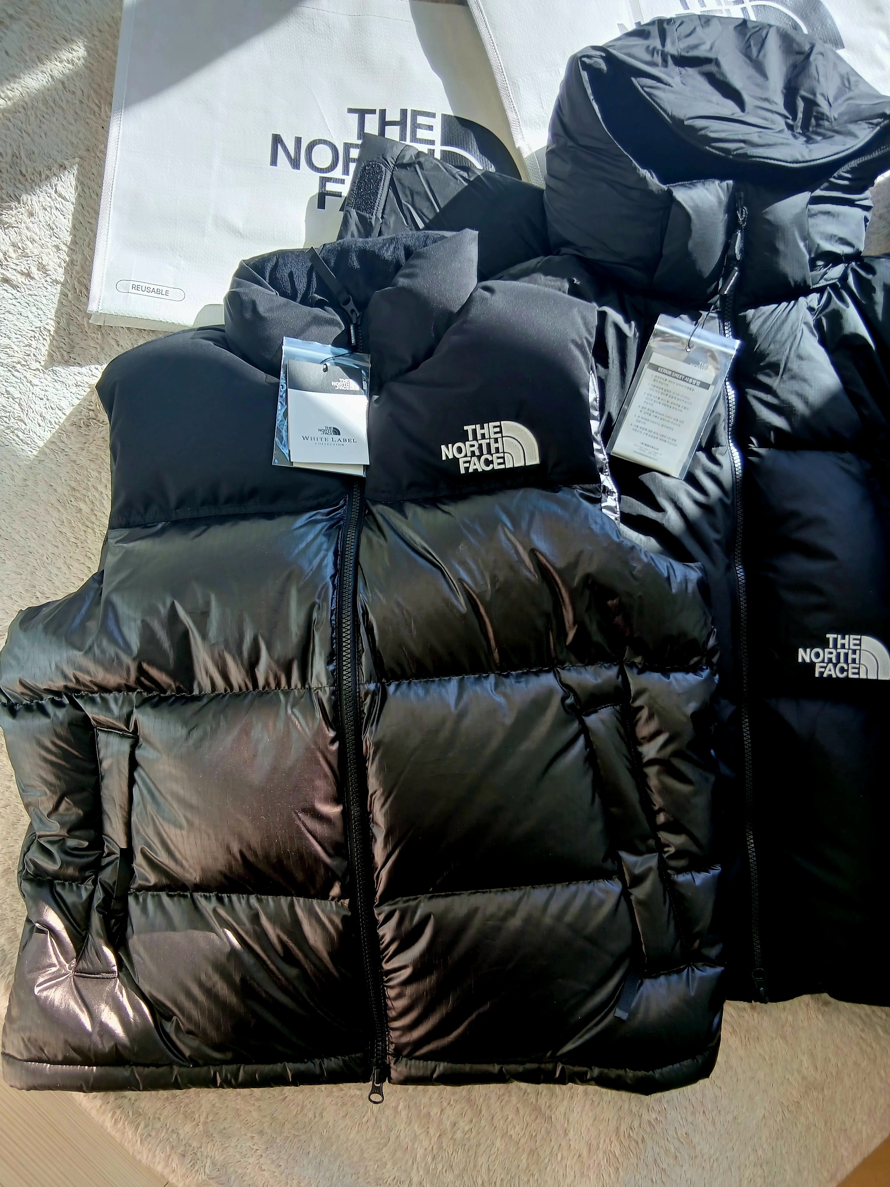 The North Face White Label Novelty Nuptse Down Vest Black, The North Face White Label Novelty Nuptse Down Vest Black 착용 스타일 - 3