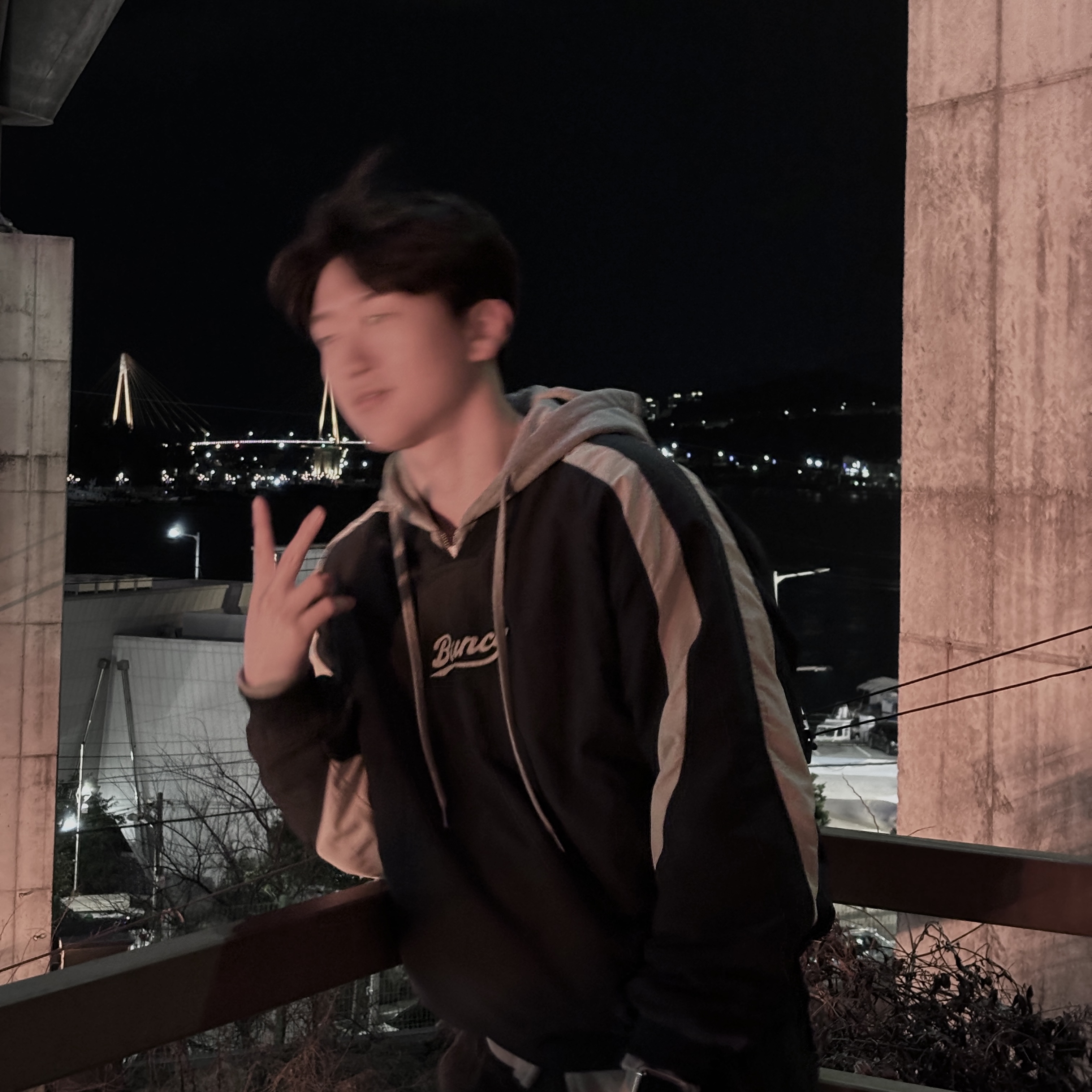 BDNS Bouncy Warm Up Pullover Navy 착용 스타일