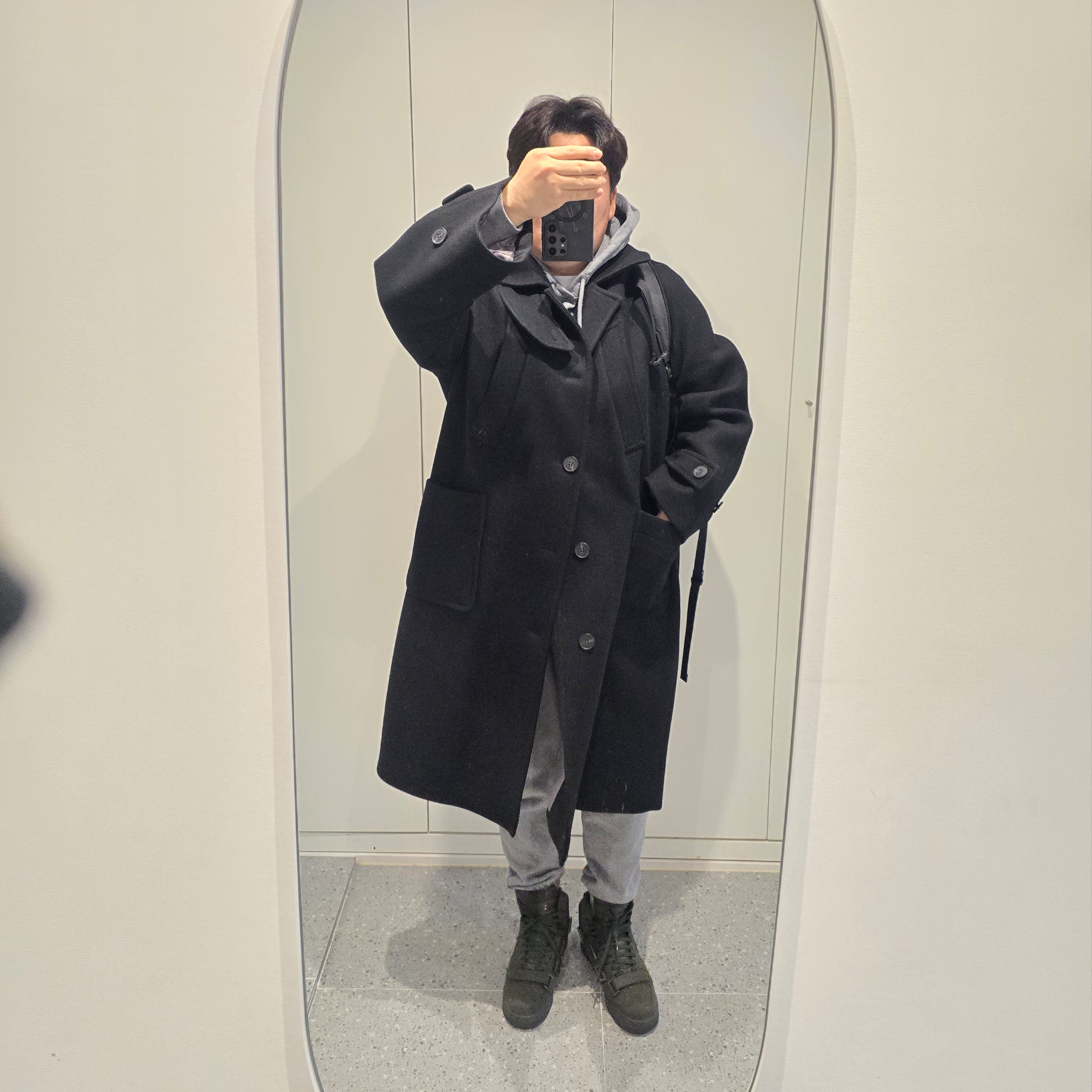 Nike x Billie Eilish Air Force 1 High '07 SP Sequoia, Undermycar Legion.02 Balmacaan Oversized Wool Coat Black 착용 스타일 - 1