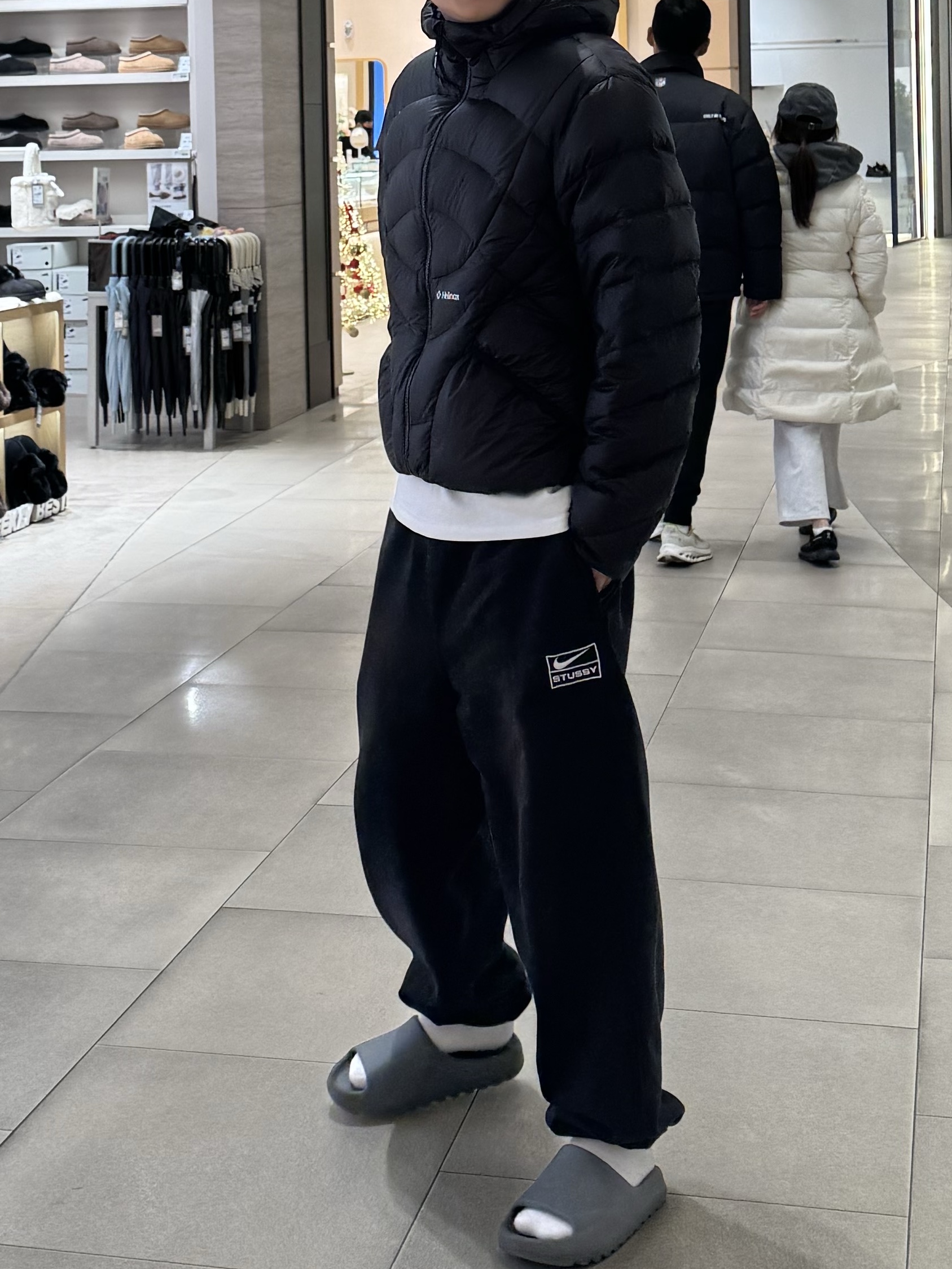 Nike x Stussy Washed Fleece Pants Black (FN5235-010), Helinox Wear Eclipse Pack Down Jacket Black 착용 스타일 - 2