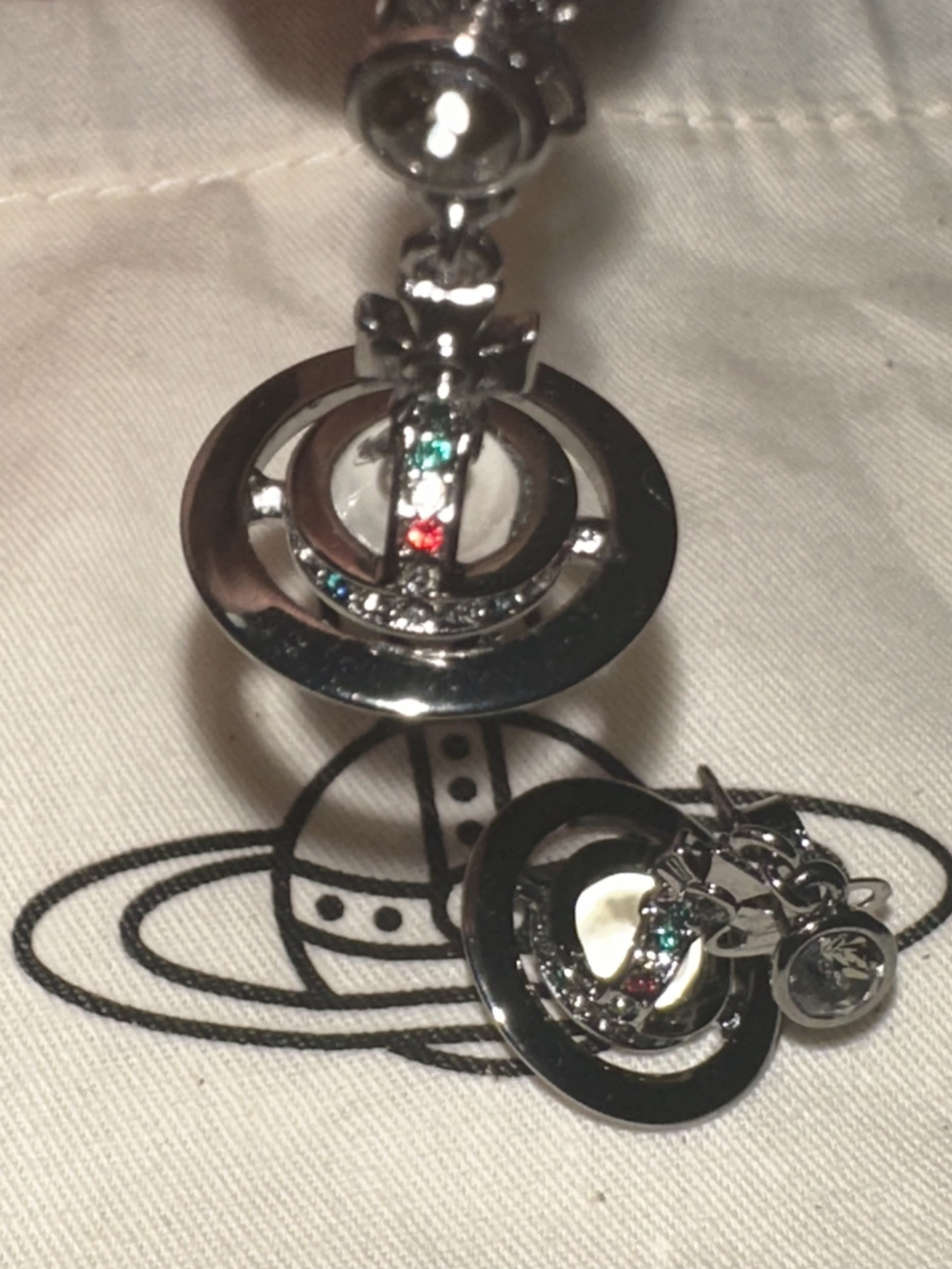 (W) Vivienne Westwood New Petite Orb Earrings Silver 착용 스타일 - 3