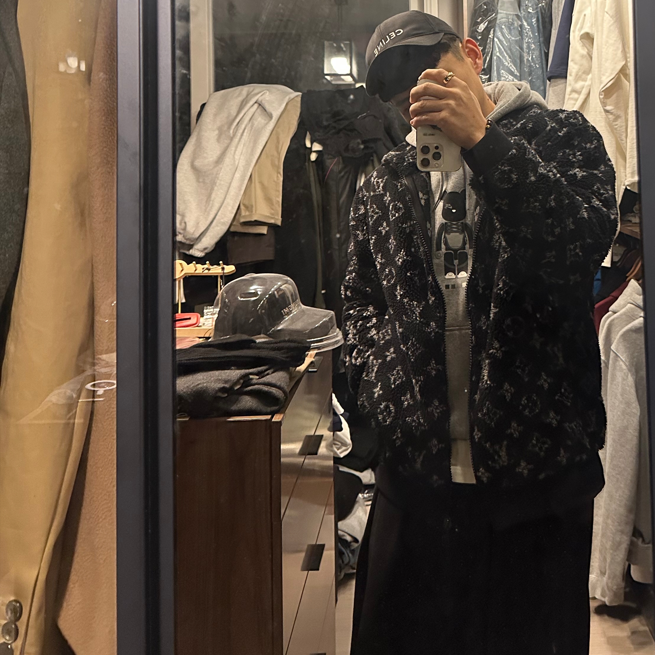 Louis Vuitton Fleece Sweatshirt with Monogram Pattern Dark Blue, Celine Baseball Cap in Cotton Black 착용 스타일