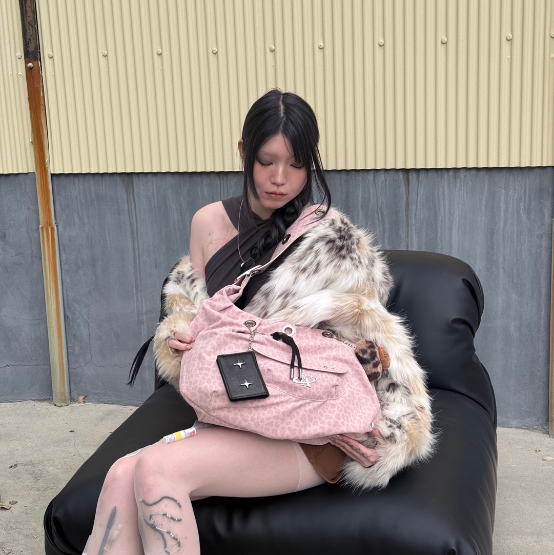 For Appeal Carry All Large Hobo Bag Leopard Pink, For Appeal Carry All Large Hobo Bag Choco Charcoal 착용 스타일 - 2