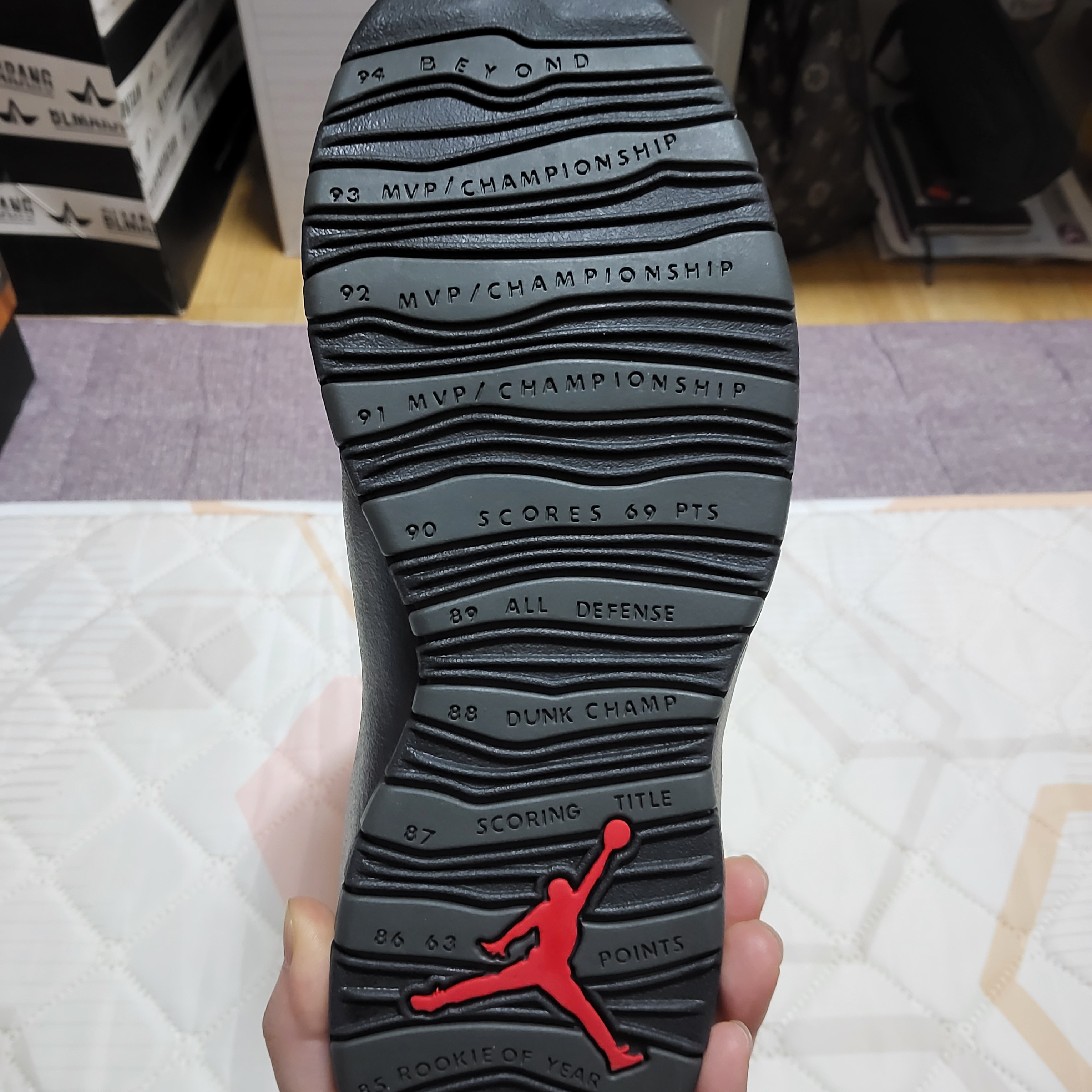 Jordan 10 Retro Shadow Charred Grey and Black 착용 스타일 - 7