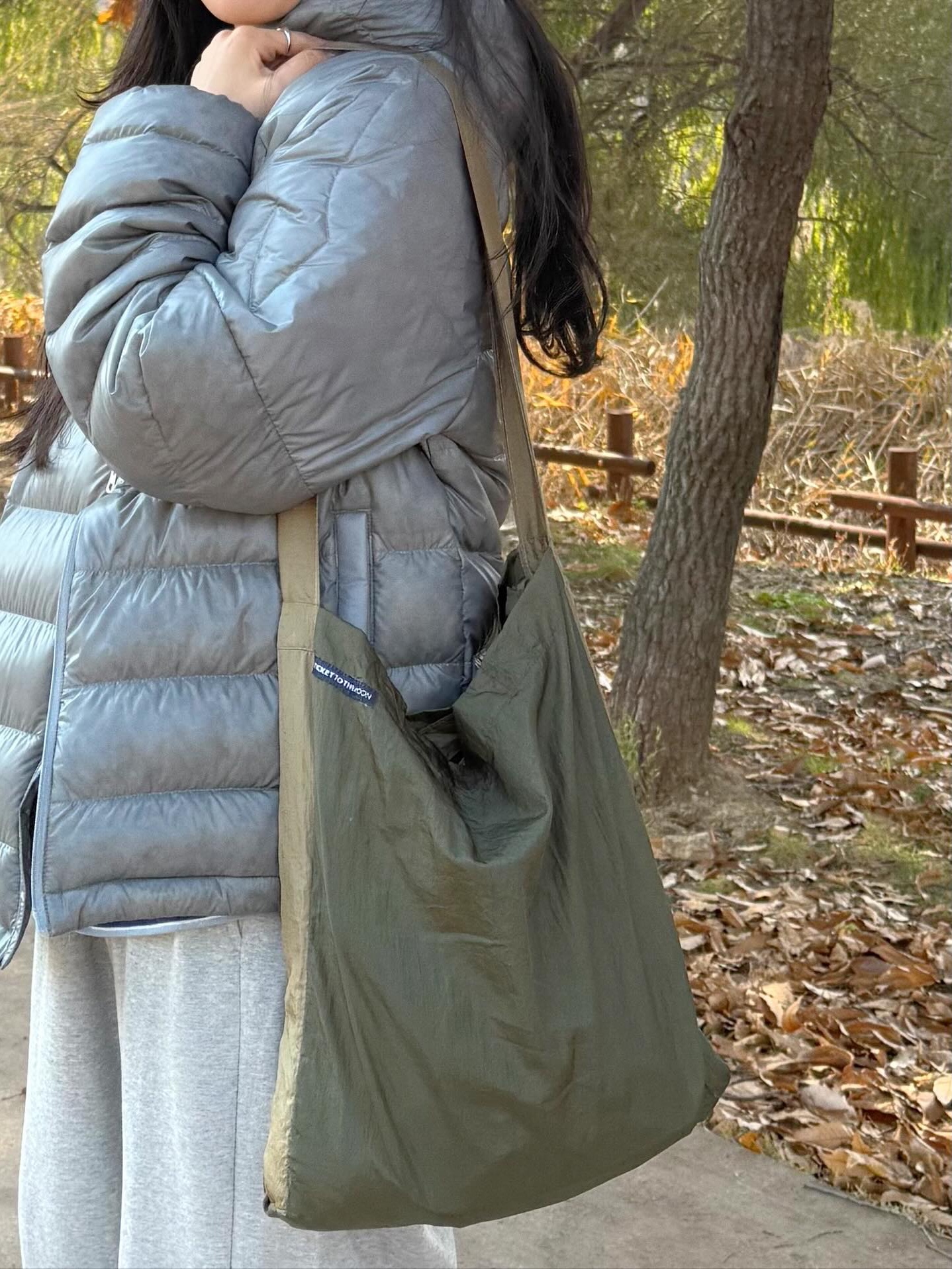 Ticket To The Moon Medium Eco Bag 15L Army Green Khaki 착용 스타일
