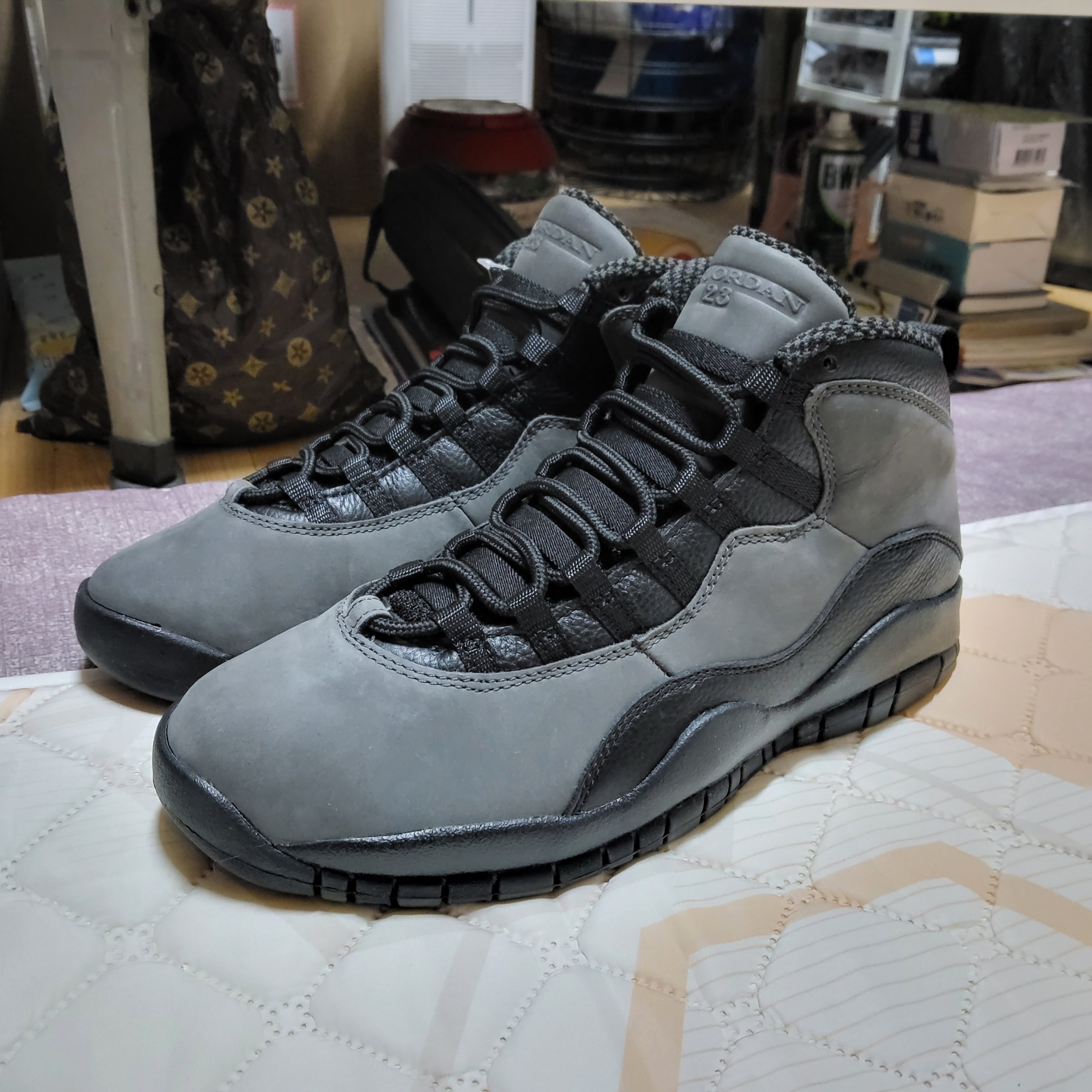 Jordan 10 Retro Shadow Charred Grey and Black 착용 스타일 - 2