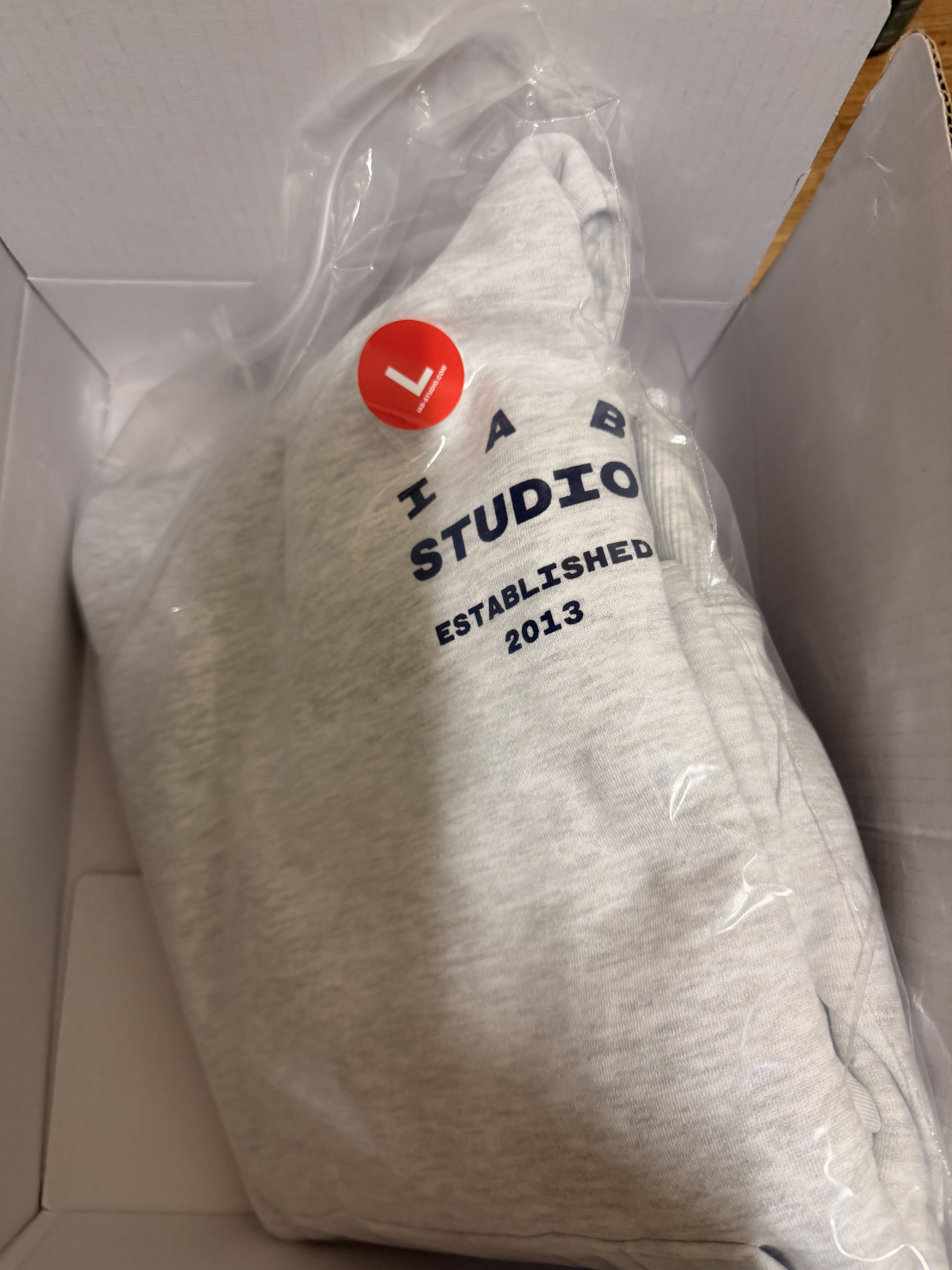 IAB Studio 25 Hoodie Light Gray Navy 착용 스타일 - 2