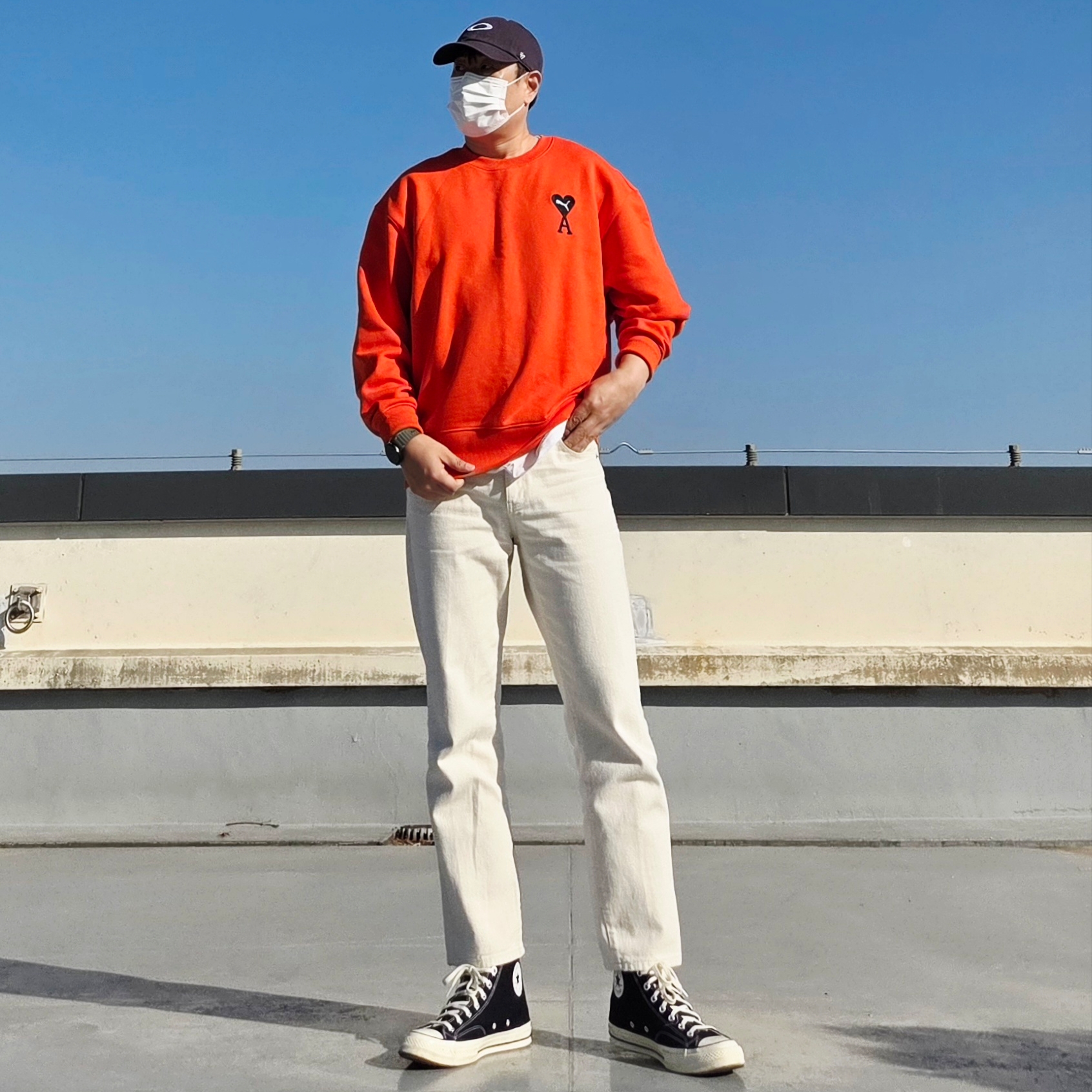 Oakley Remix Dad Hat Blackout, Puma x AMI Crewneck Sweatshirt Orange 착용 스타일 - 1