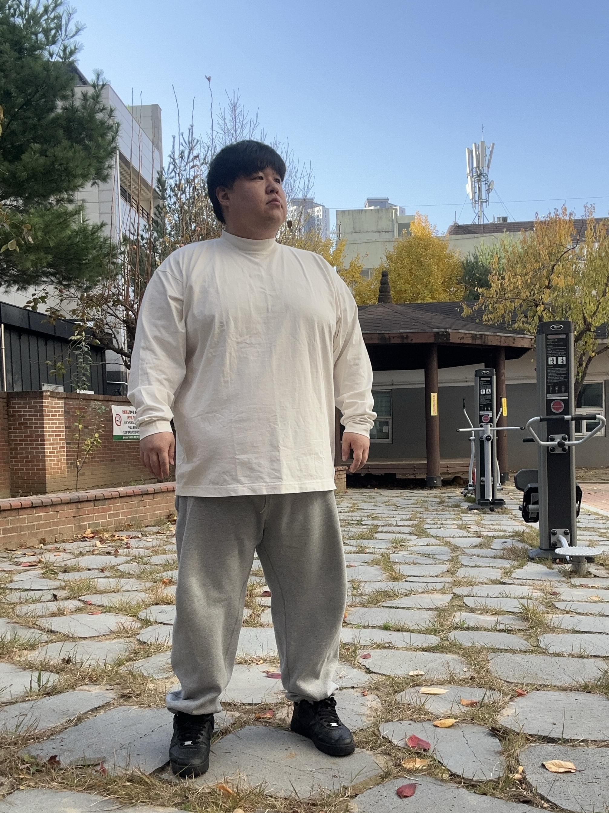 Yeezy Gap Engineered By Balenciaga Dove Long Sleeve T-Shirt White 착용 스타일