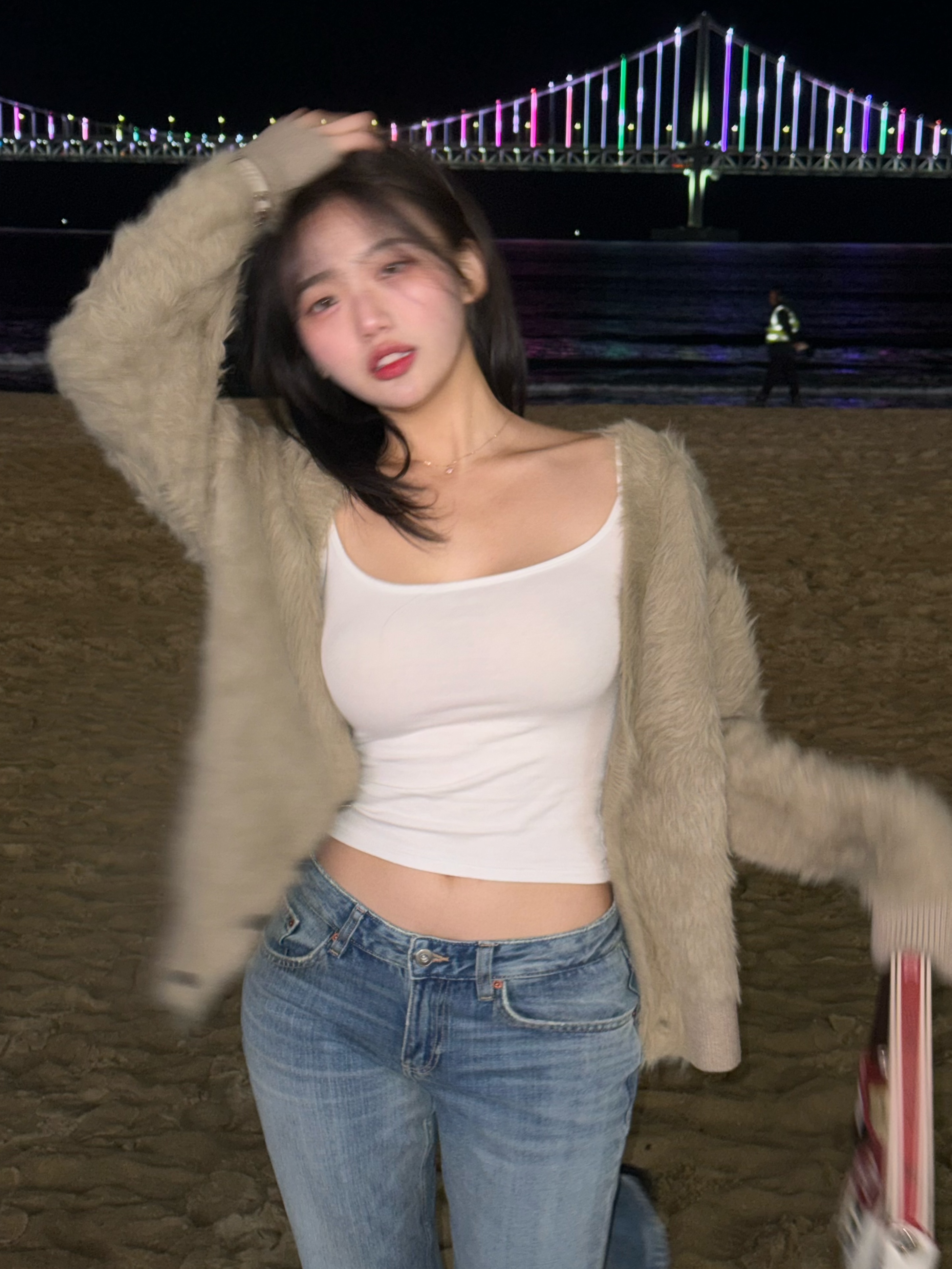 PHOS333 Hairy Cardigan Beige, PHOS333 Hairy Cardigan Blue Grey 착용 스타일 - 3