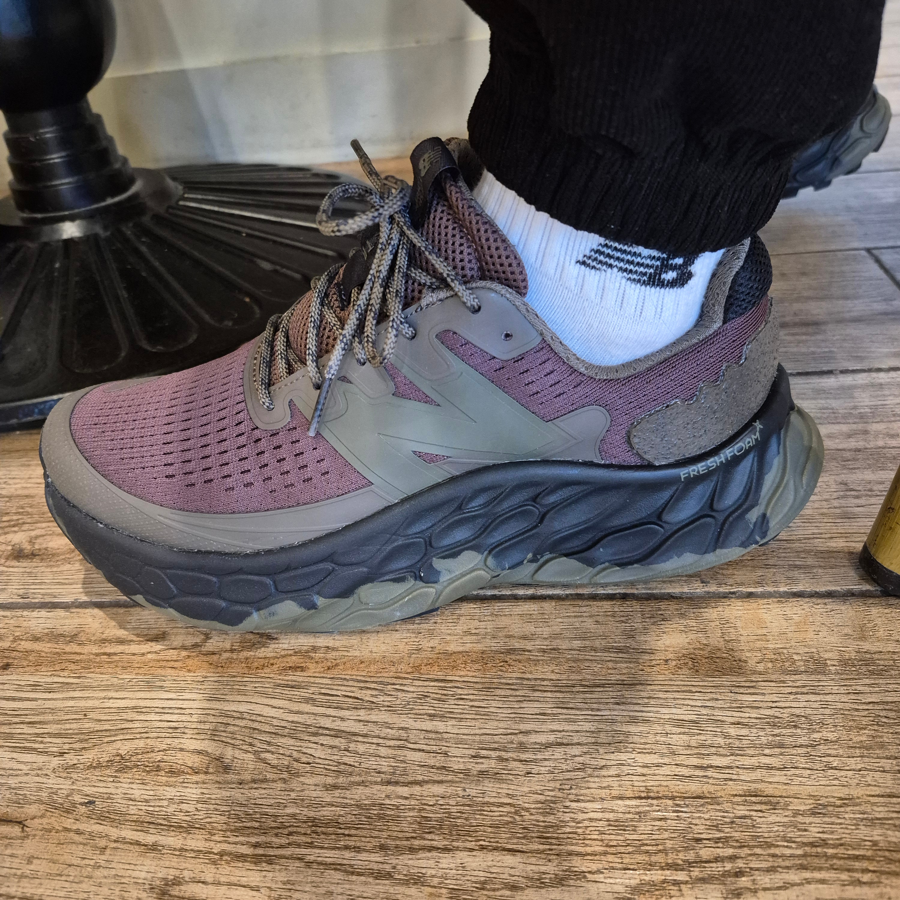 New Balance Fresh Foam X More Trail v3 Licorice Dark Camo 착용 스타일