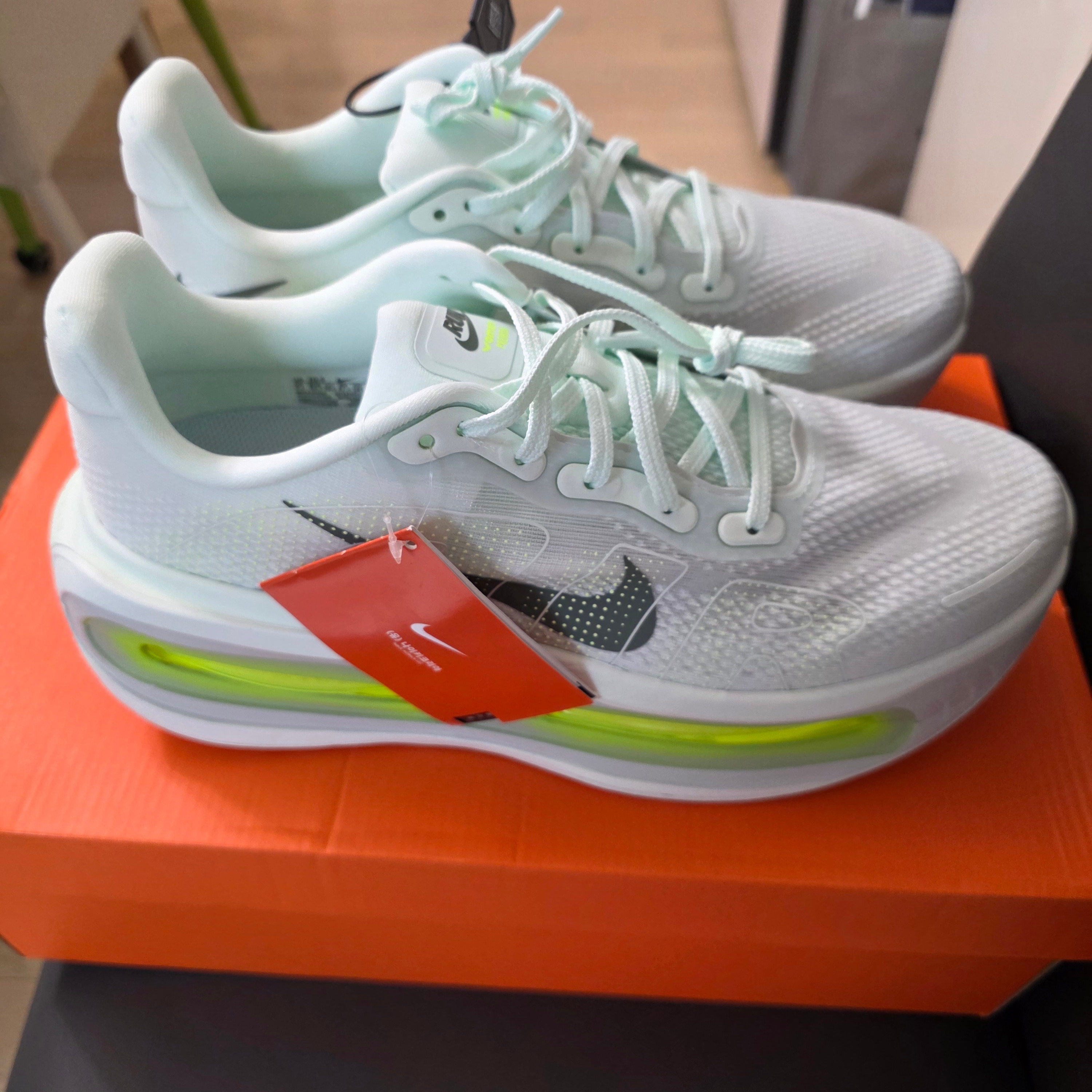 Nike Vomero Premium  Barely Green Clay Green 착용 스타일 - 3