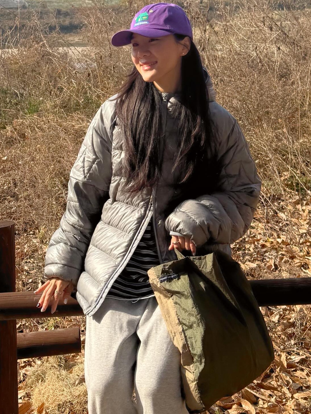 Ticket To The Moon Medium Eco Bag 15L Army Green Khaki 착용 스타일