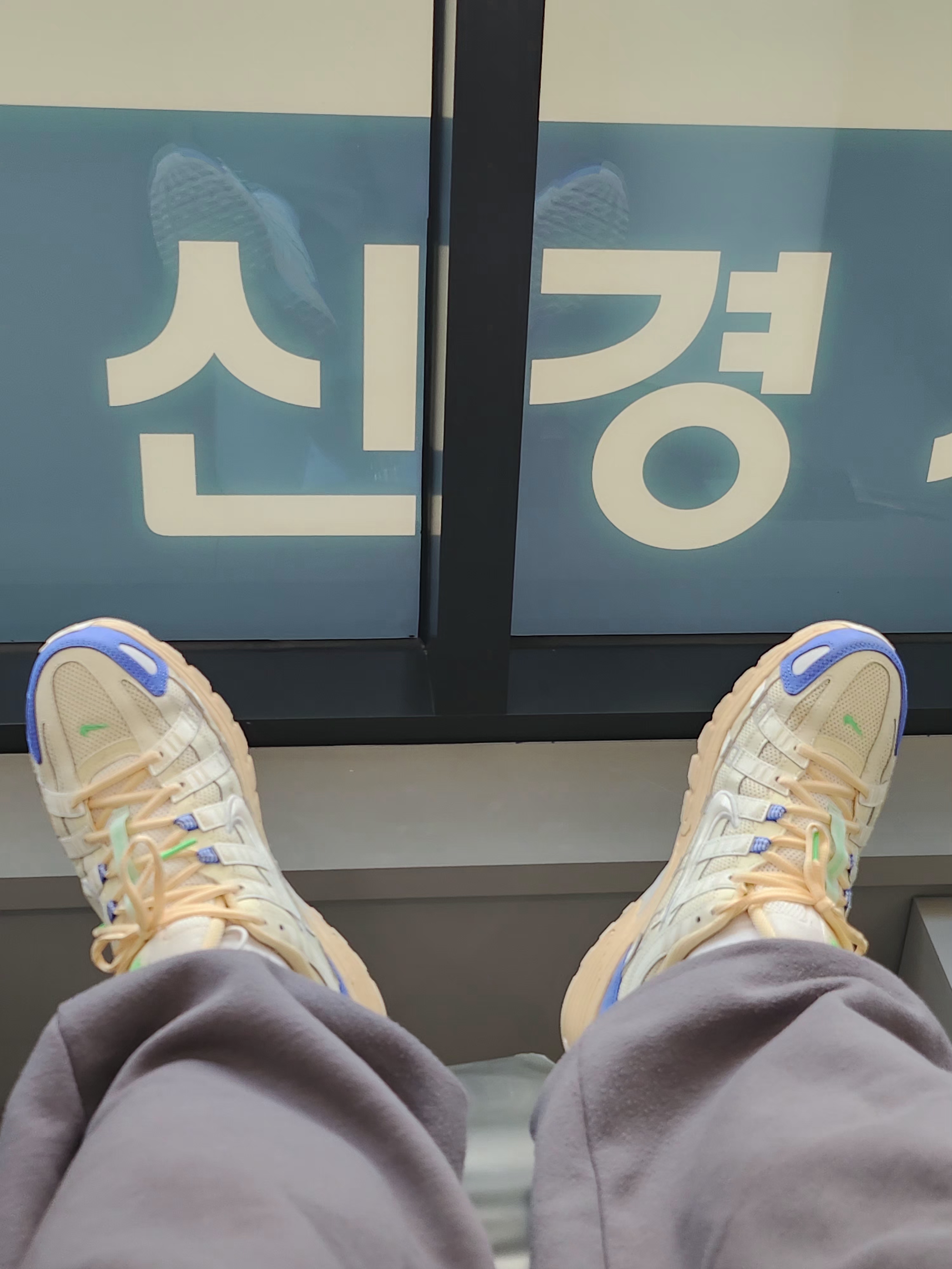 Nike P-6000 Coconut Milk Medium Blue 착용 스타일 - 1