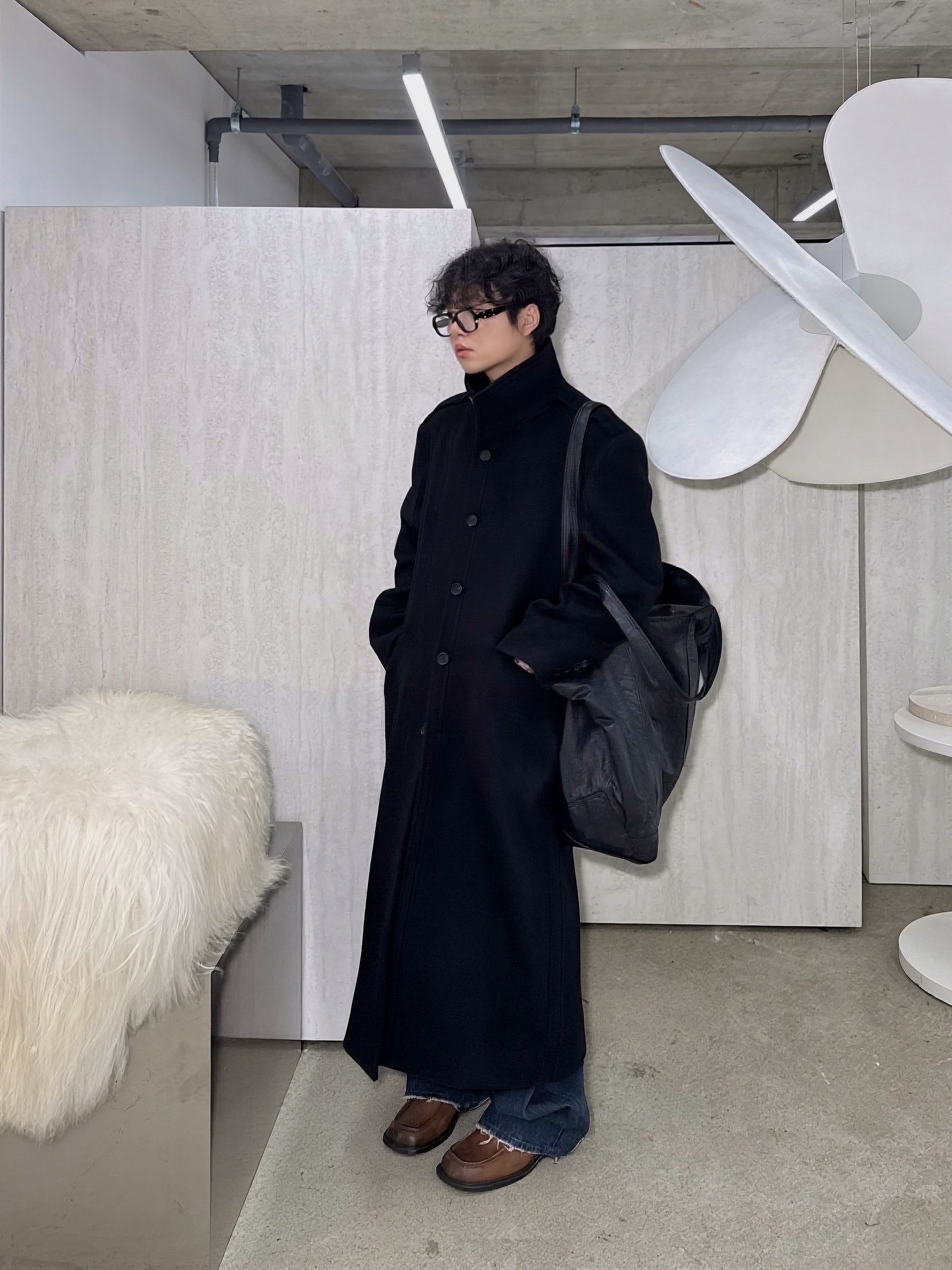 Haleine Wool Cashmere High Neck Coat Black (WJ423), Haleine Semi Wide Bootcut Mud Washed Jean (WB405) 착용 스타일 - 1