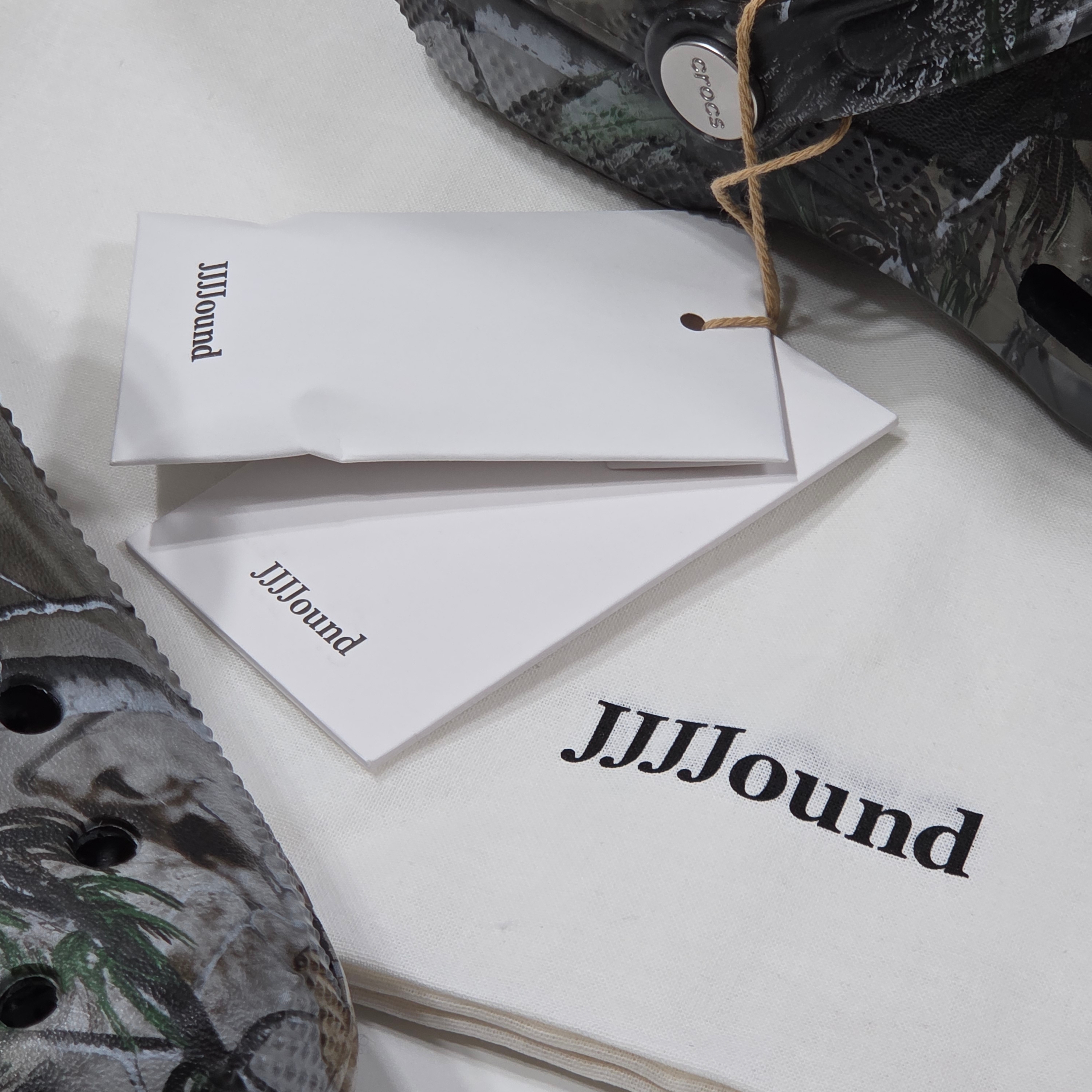 Crocs x JJJJound Classic Clog Realtree Black, Crocs x JJJJound Classic Clog Slate Grey 착용 스타일 - 2