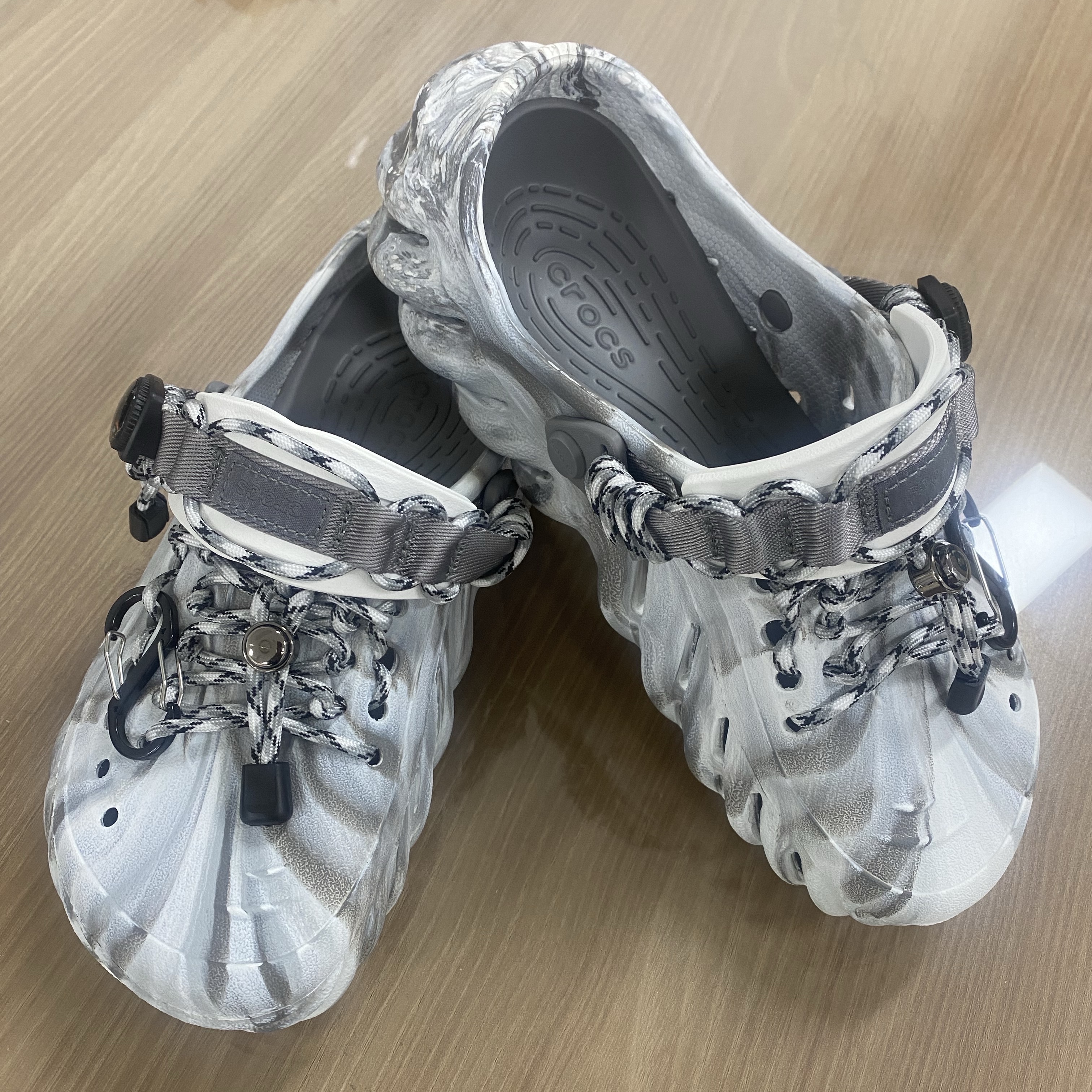 Crocs Echo Marbled Clog Moonlight Multi 착용 스타일