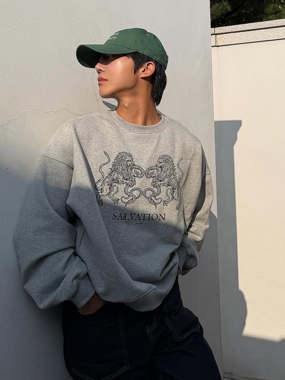 PHOS333 Salvation Lion Sweatshirt Melange Grey, PHOS333 Salvation Lion Sweatshirt Oatmeal 착용 스타일 - 2