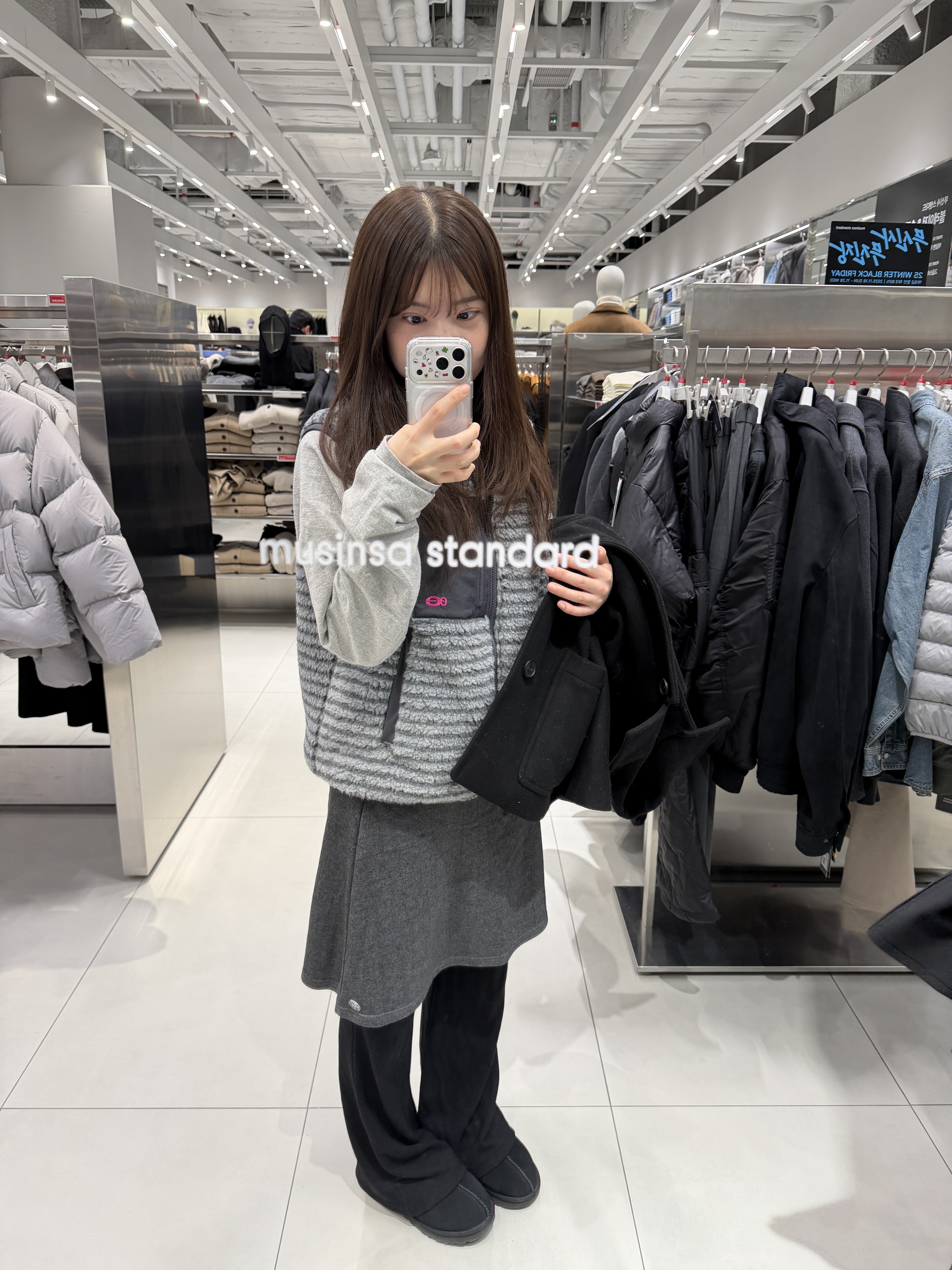 COYSEIO 038 Stripe Skirt Dark Grey, UGG Tasman II Slipper Black 착용 스타일
