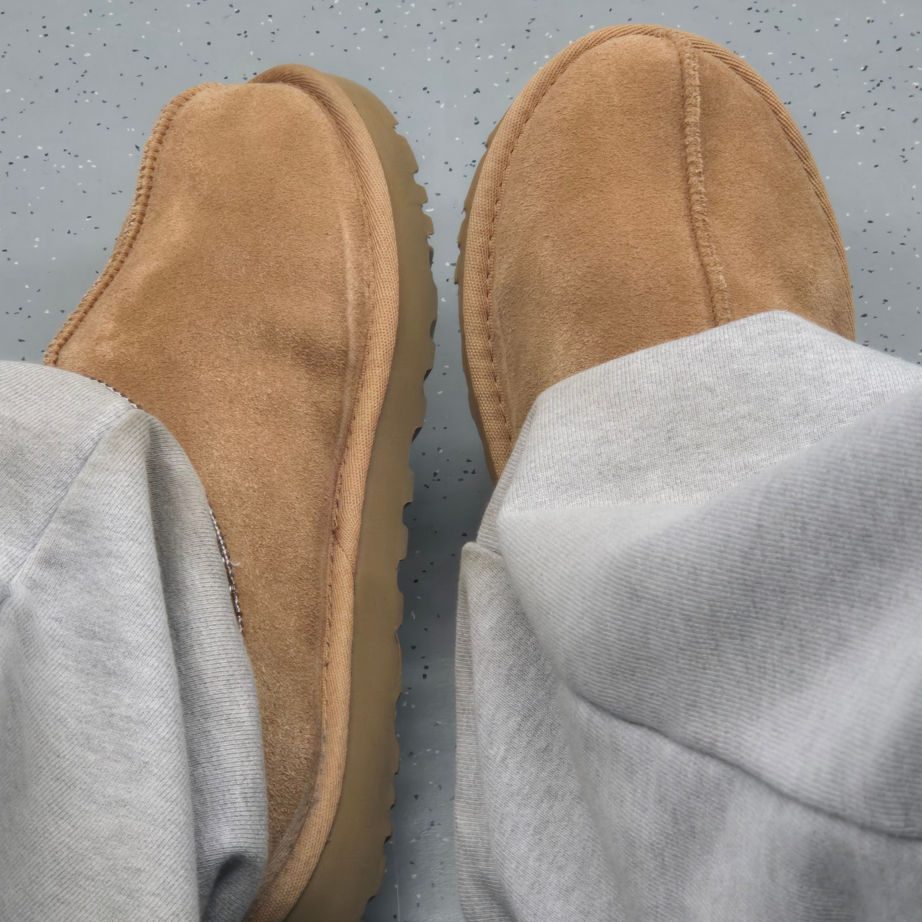 UGG Tasman Slipper Chestnut 착용 스타일