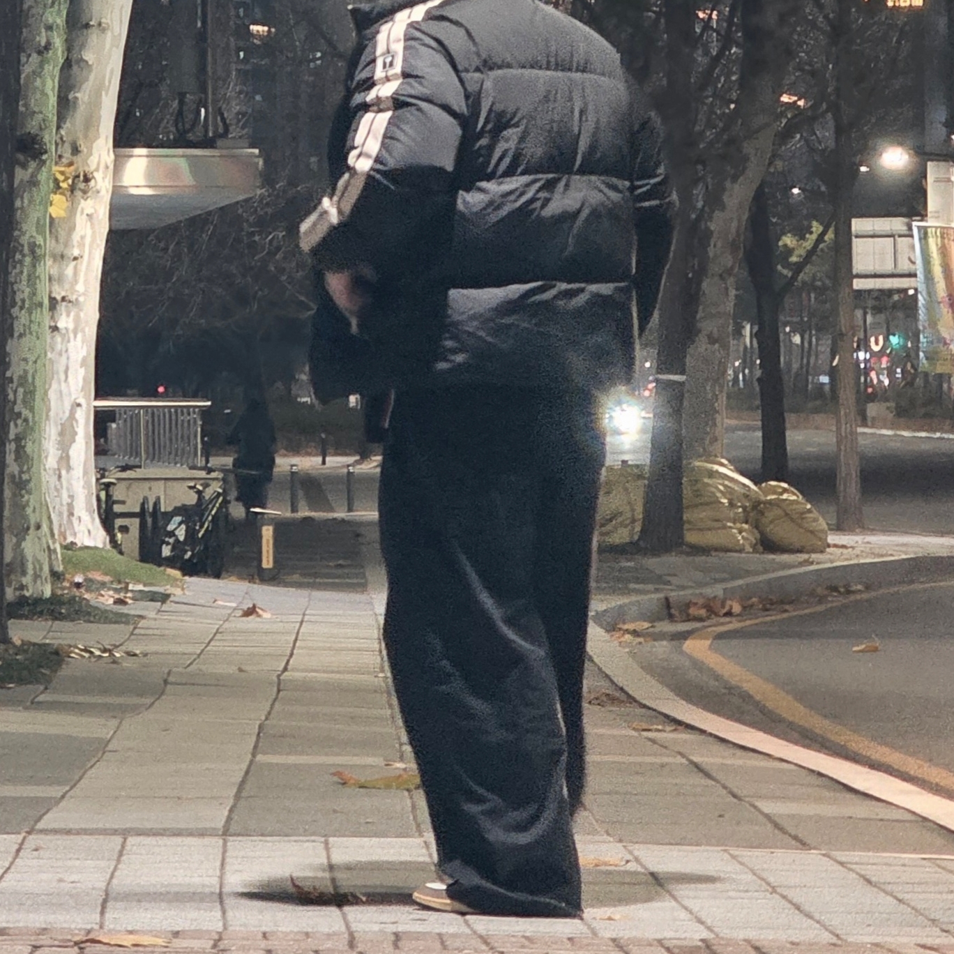 Jordan 1 x Travis Scott Retro High OG SP Mocha, PALM ANGELS Curved Logo Loose Pants Black 착용 스타일 - 1