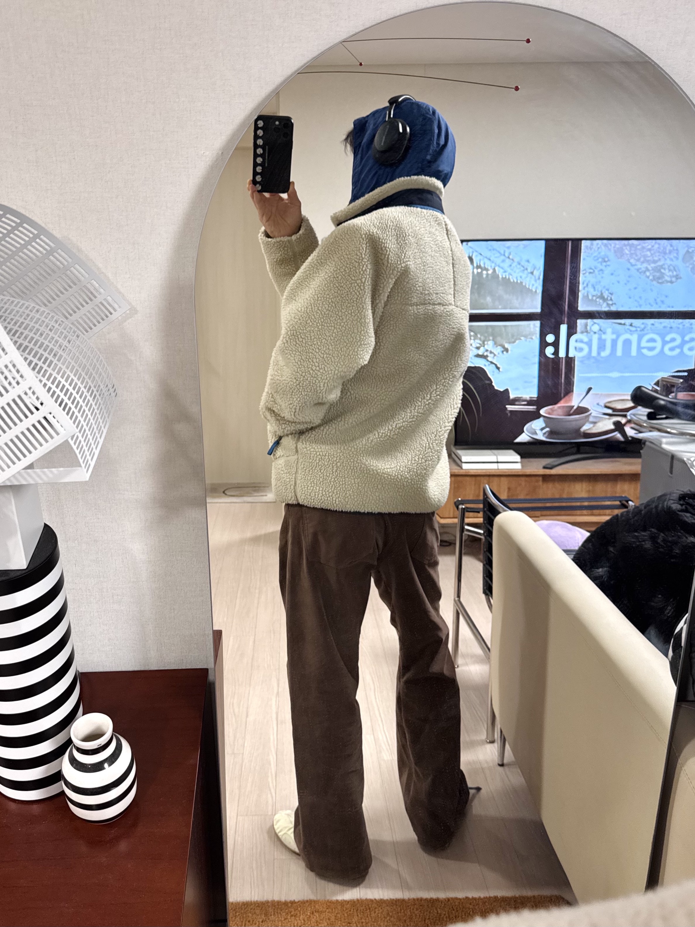 Patagonia Classic Retro-X Jacket Natural, Nike x Jacquemus Moon Shoe SP Alabaster Off Noir 착용 스타일 - 1