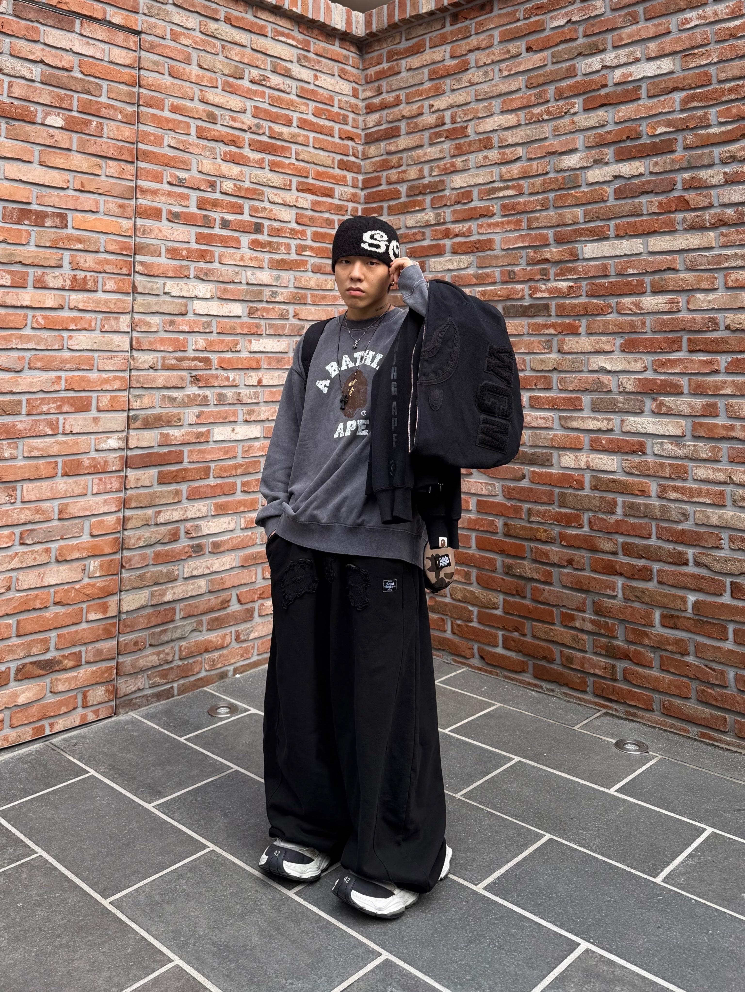 Balenciaga Cargo Sneakers White Grey 착용 스타일 - 3