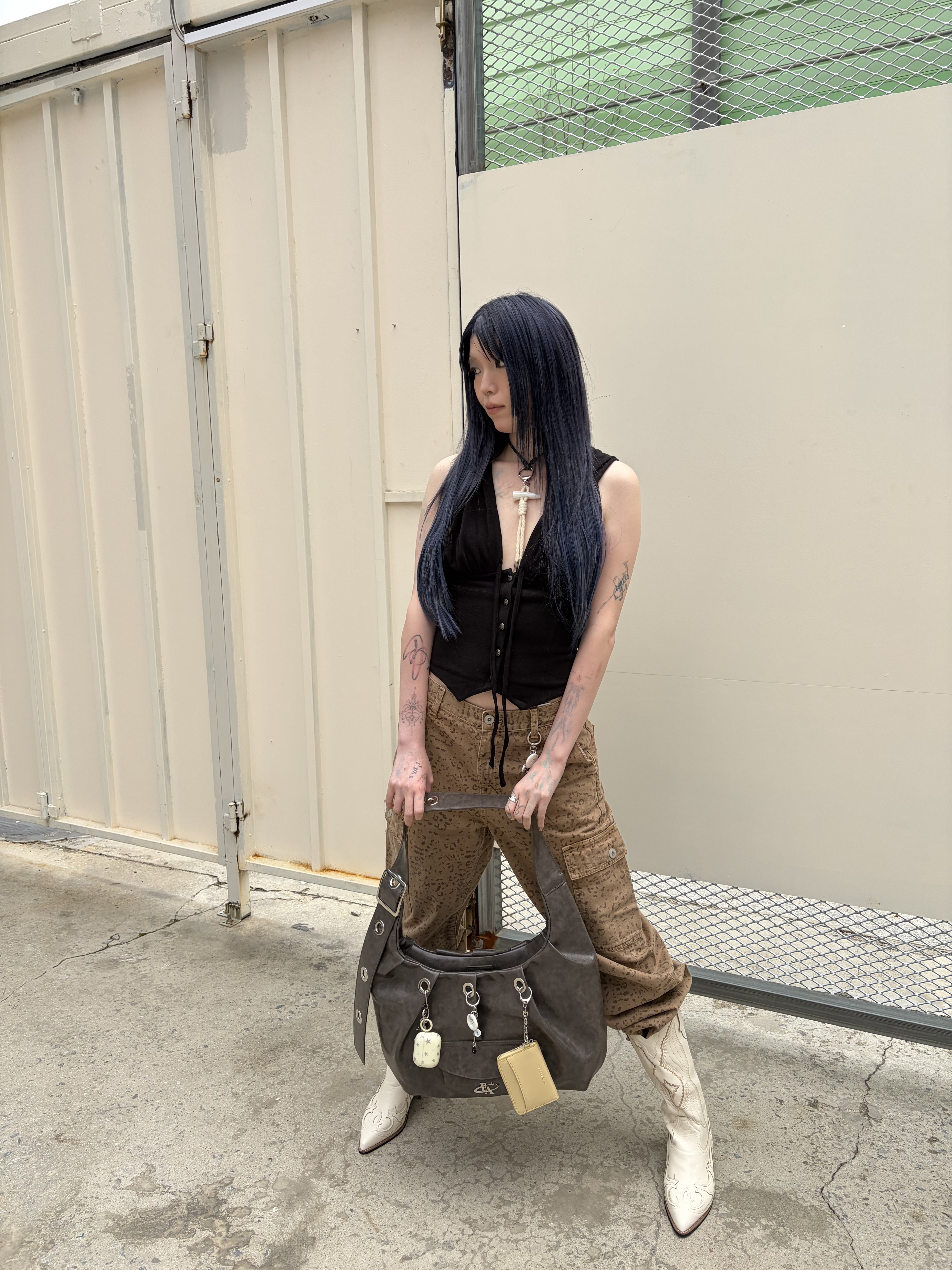 For Appeal Carry All Large Hobo Bag Choco Charcoal, For Appeal Carry All Large Hobo Bag Black 착용 스타일 - 1