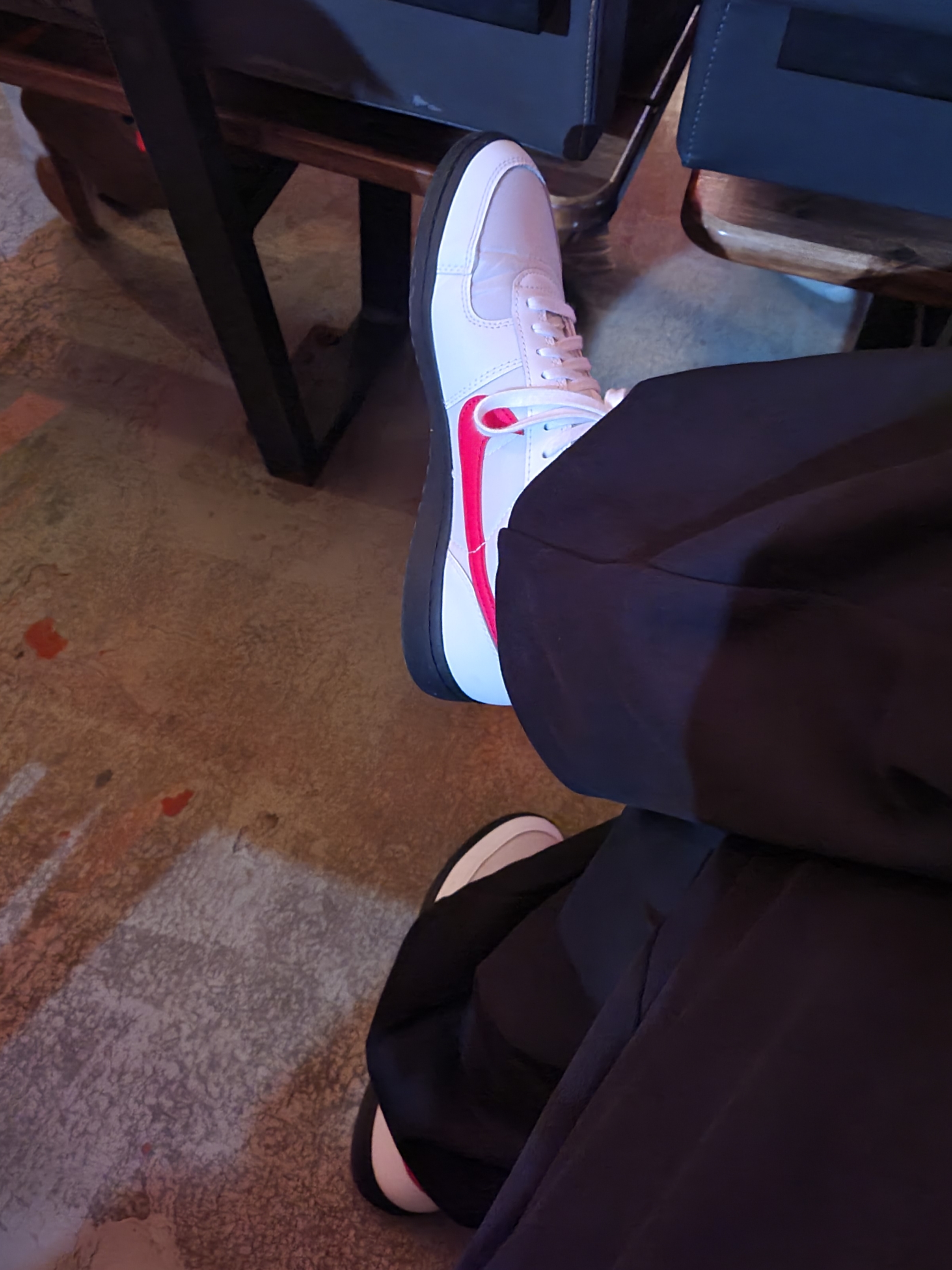 Nike Field General 82 SP White and Varsity Red, (W) Nike Shox R4 Black Pinksicle 착용 스타일 - 3