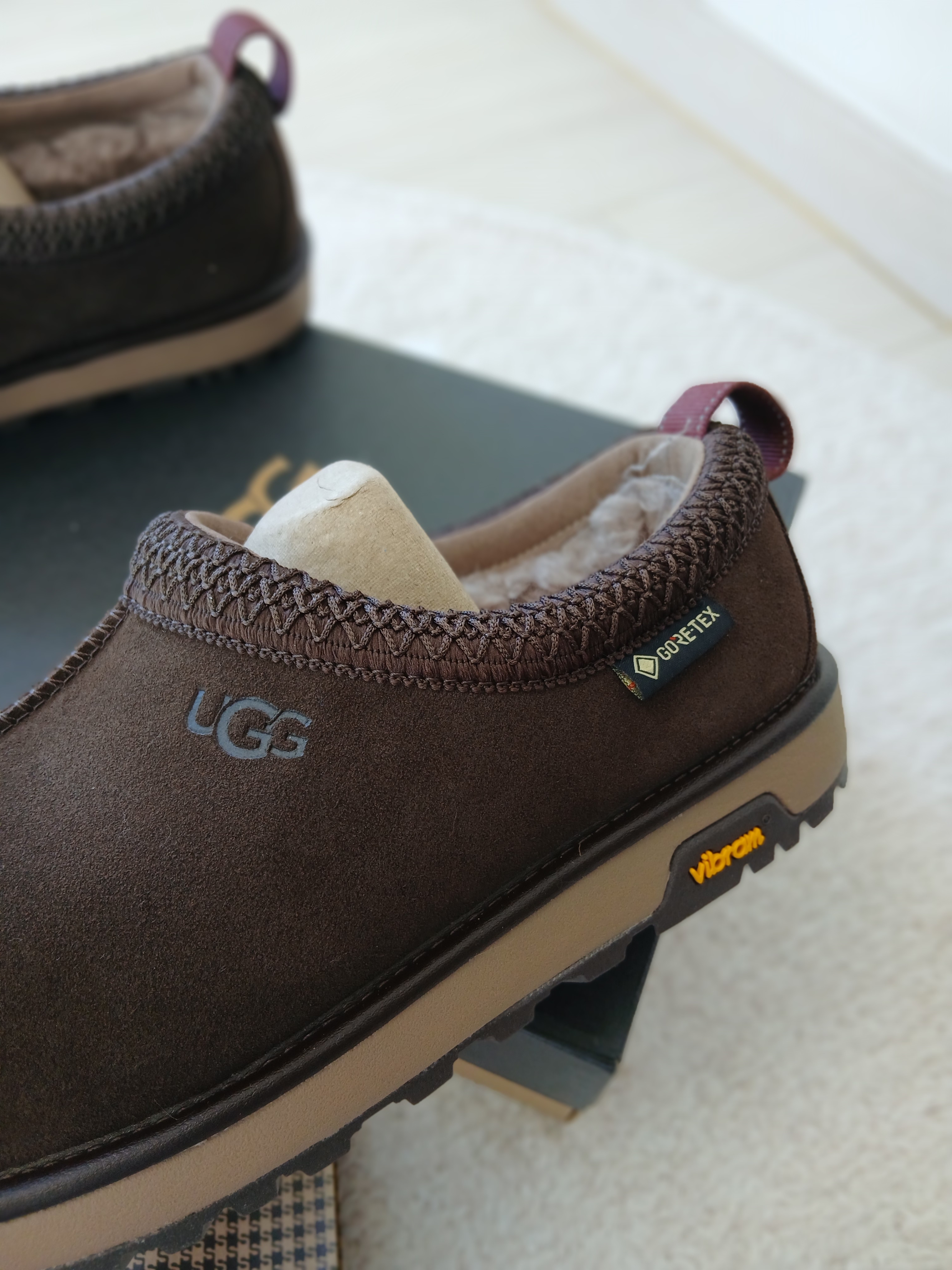 UGG Tasman GTX Chestnut, UGG Tasman GTX Black 착용 스타일 - 7
