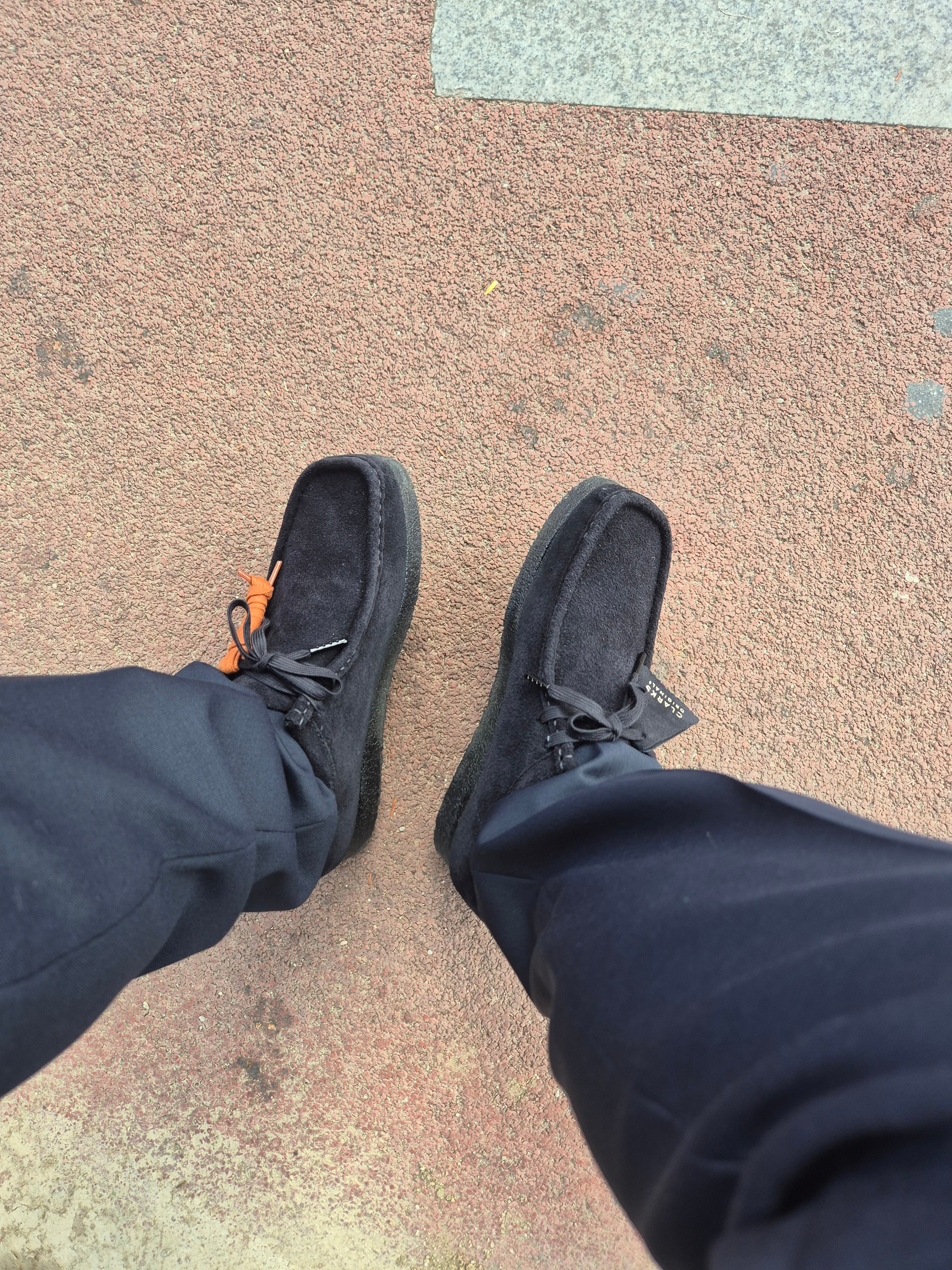 Clarks Wallabee Black Suede 착용 스타일