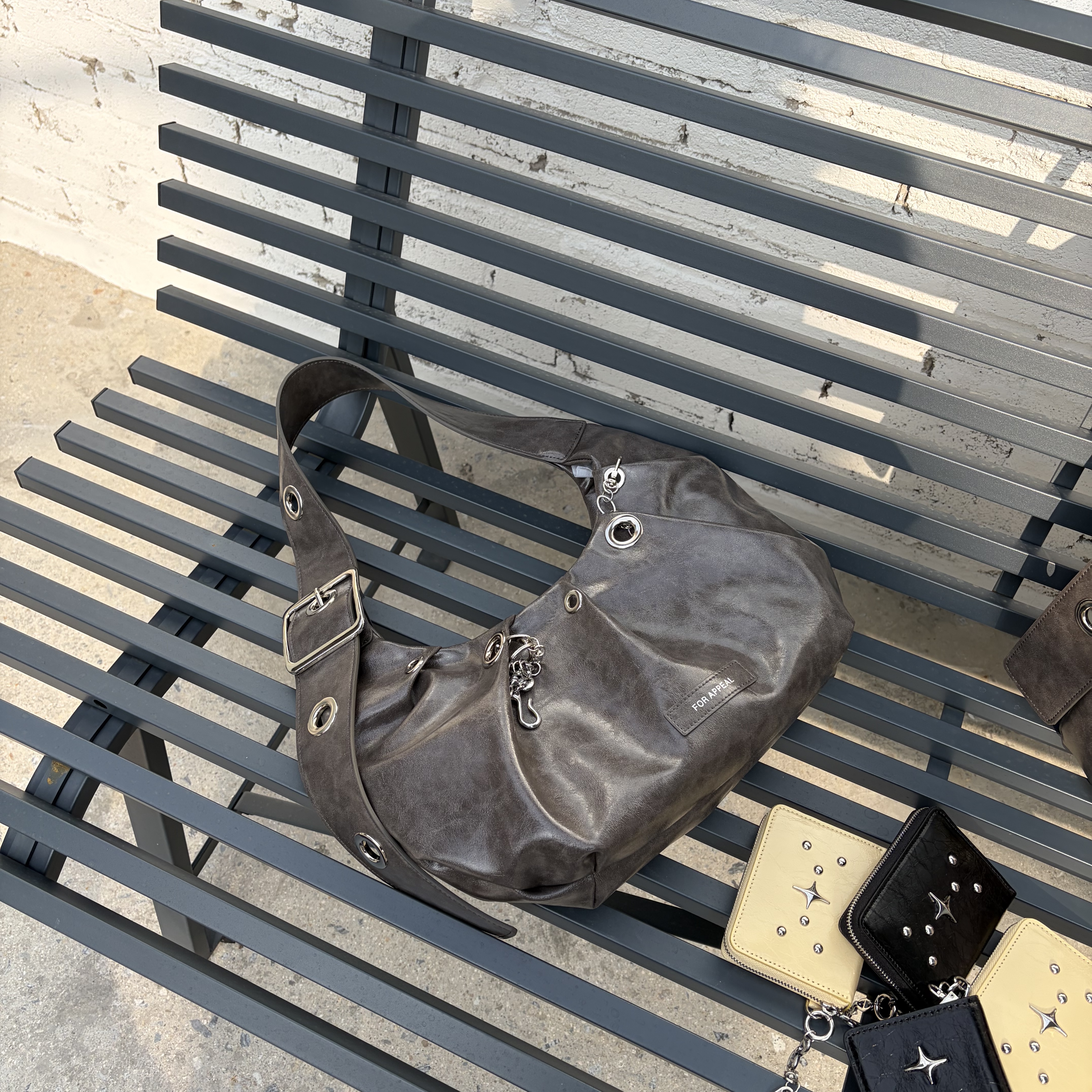 For Appeal Carry Light Hobo Bag  Leopard Pink, For Appeal Carry Light Hobo Bag  Choco Charcoal 착용 스타일 - 3