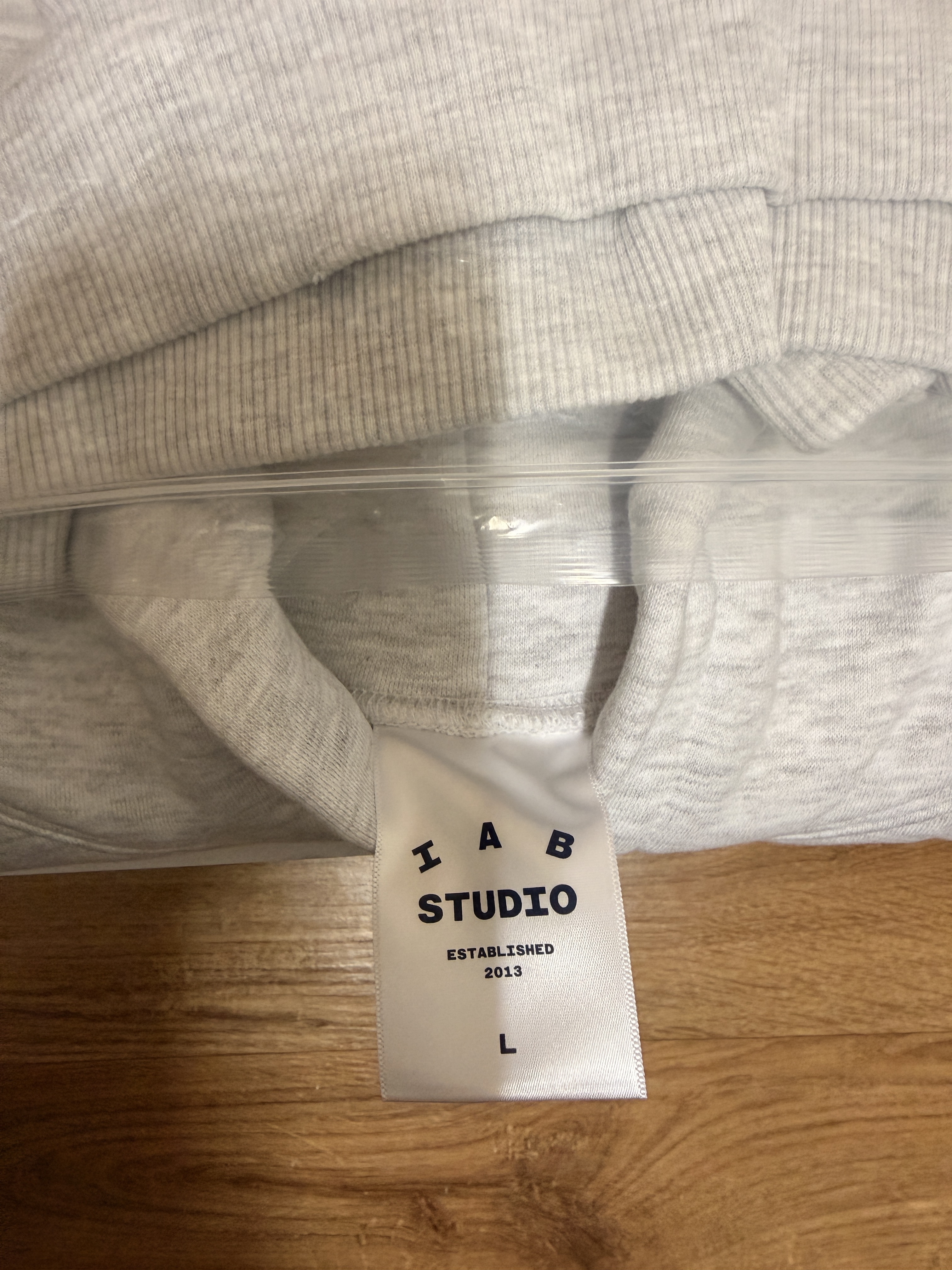 IAB Studio 25 Hoodie Light Gray Navy 착용 스타일 - 3