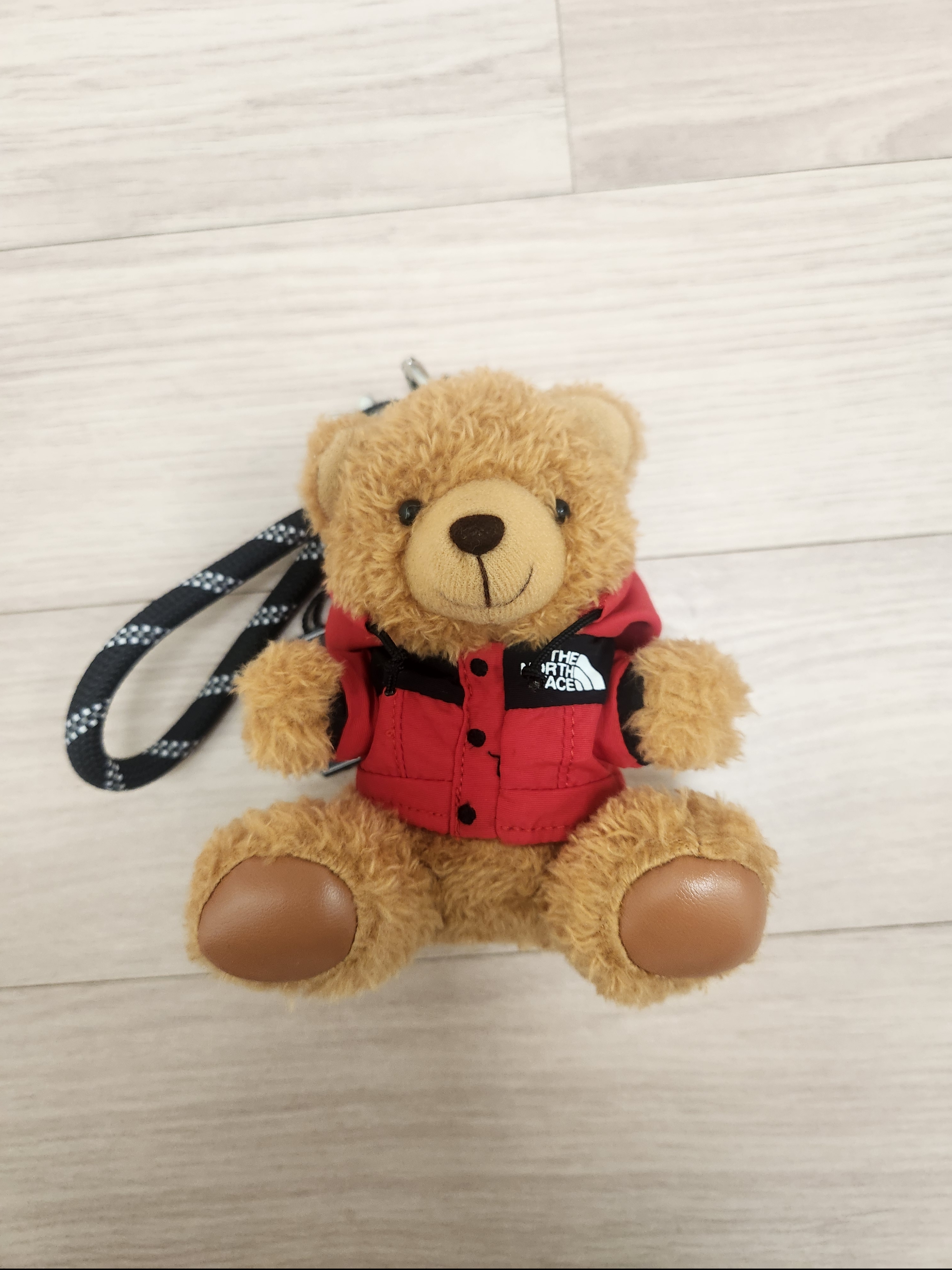 The North Face Mountain Bear Keyring Brown 착용 스타일 - 1