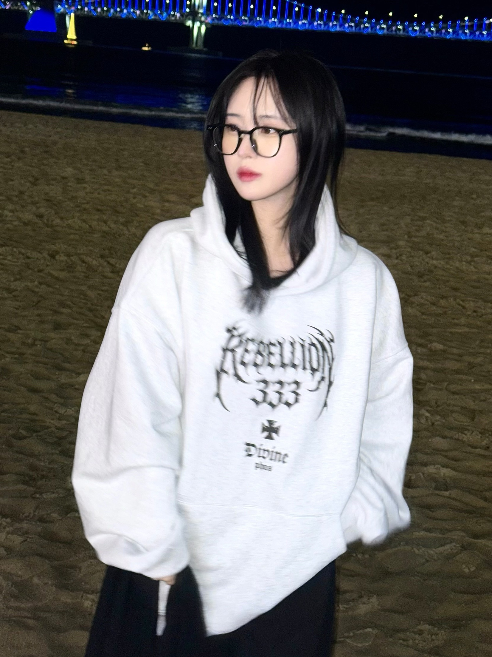 PHOS333 Rebellion 333 Hoodie Melange White, PHOS333 Rebellion 333 Hoodie Black 착용 스타일 - 2