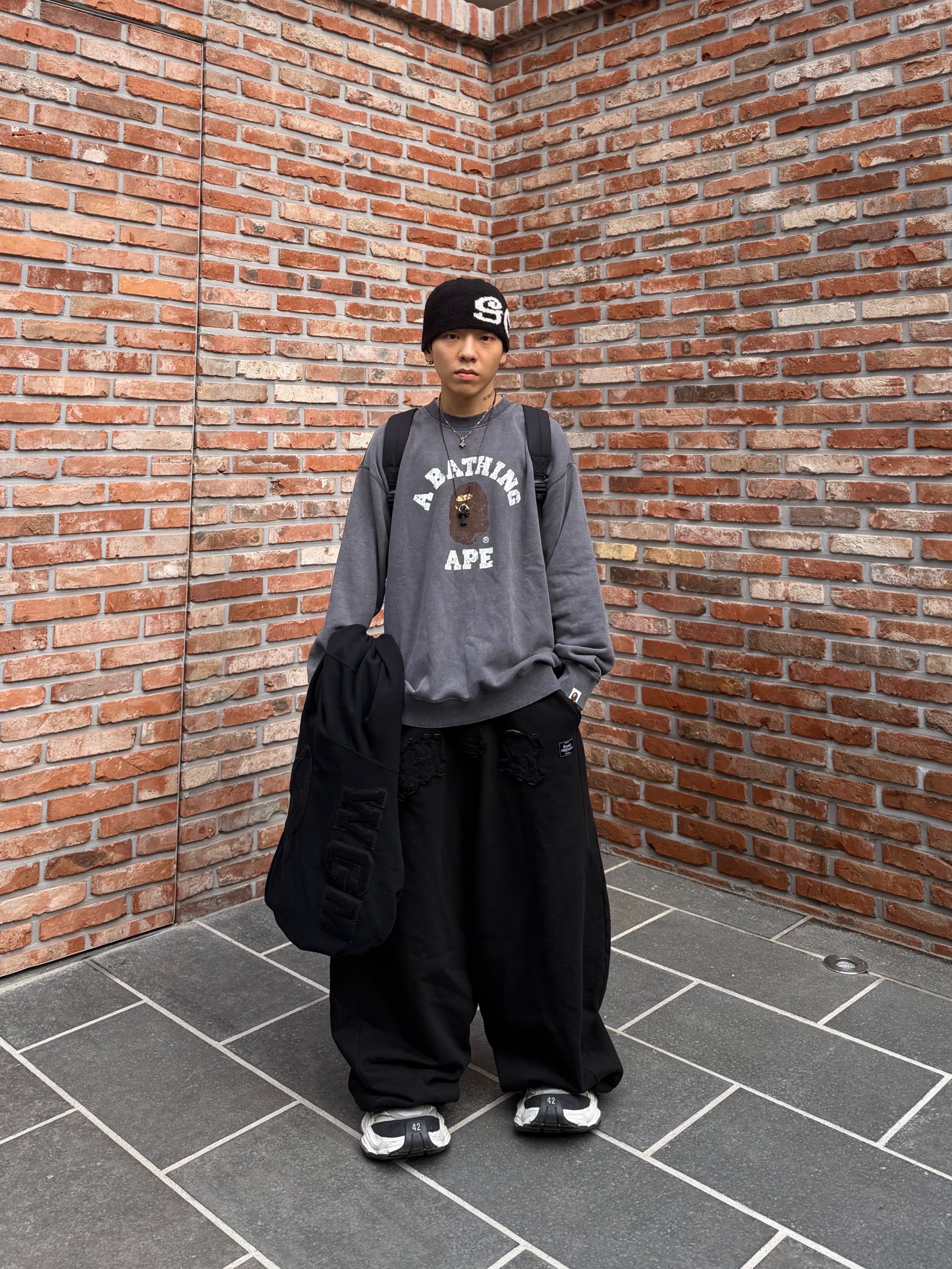 Balenciaga Cargo Sneakers White Grey 착용 스타일 - 1